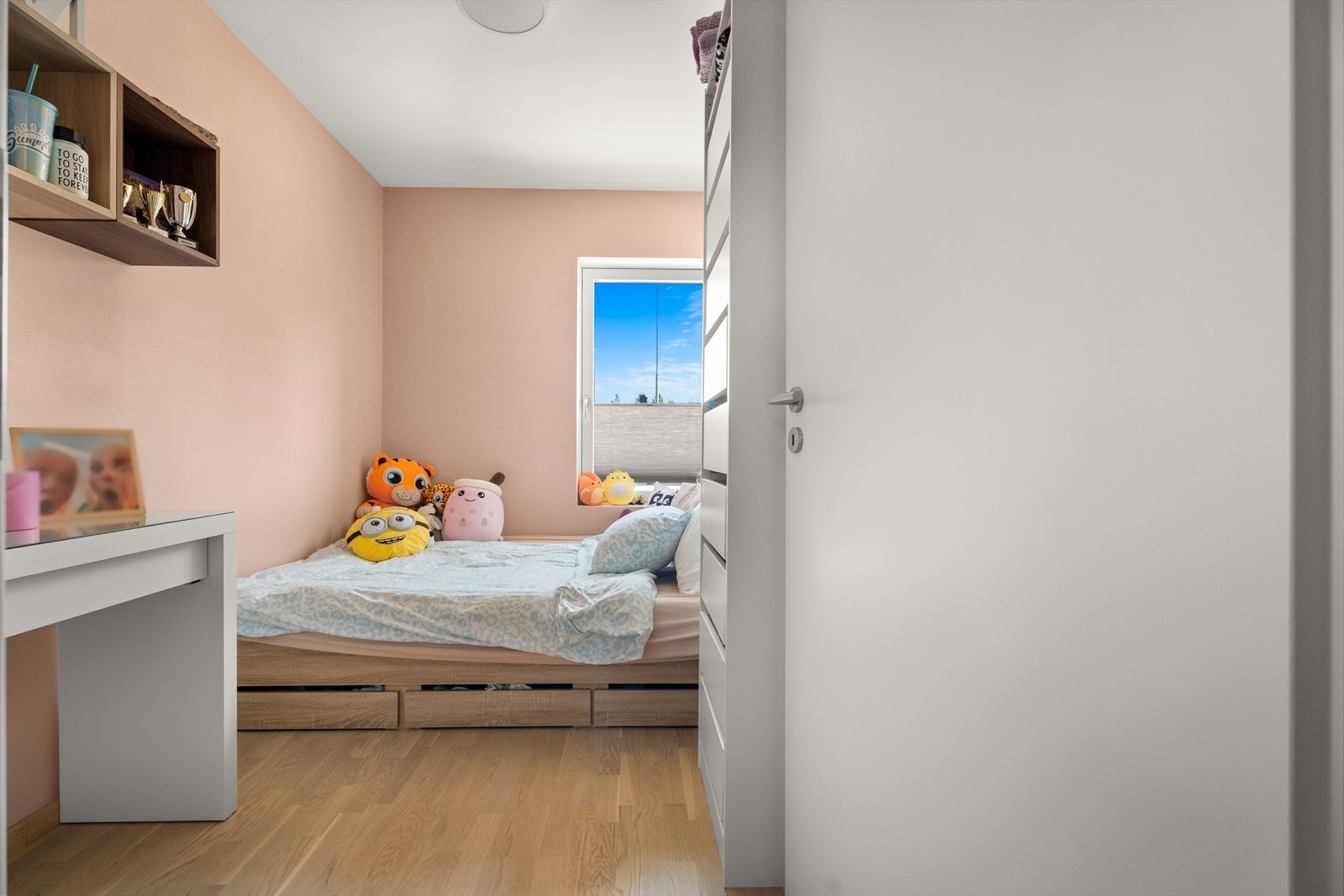 Leiligheten har totalt tre soverom. Dette rommet i første etasje har parkettgulv og plass til seng og oppbevaring. Galleribilde