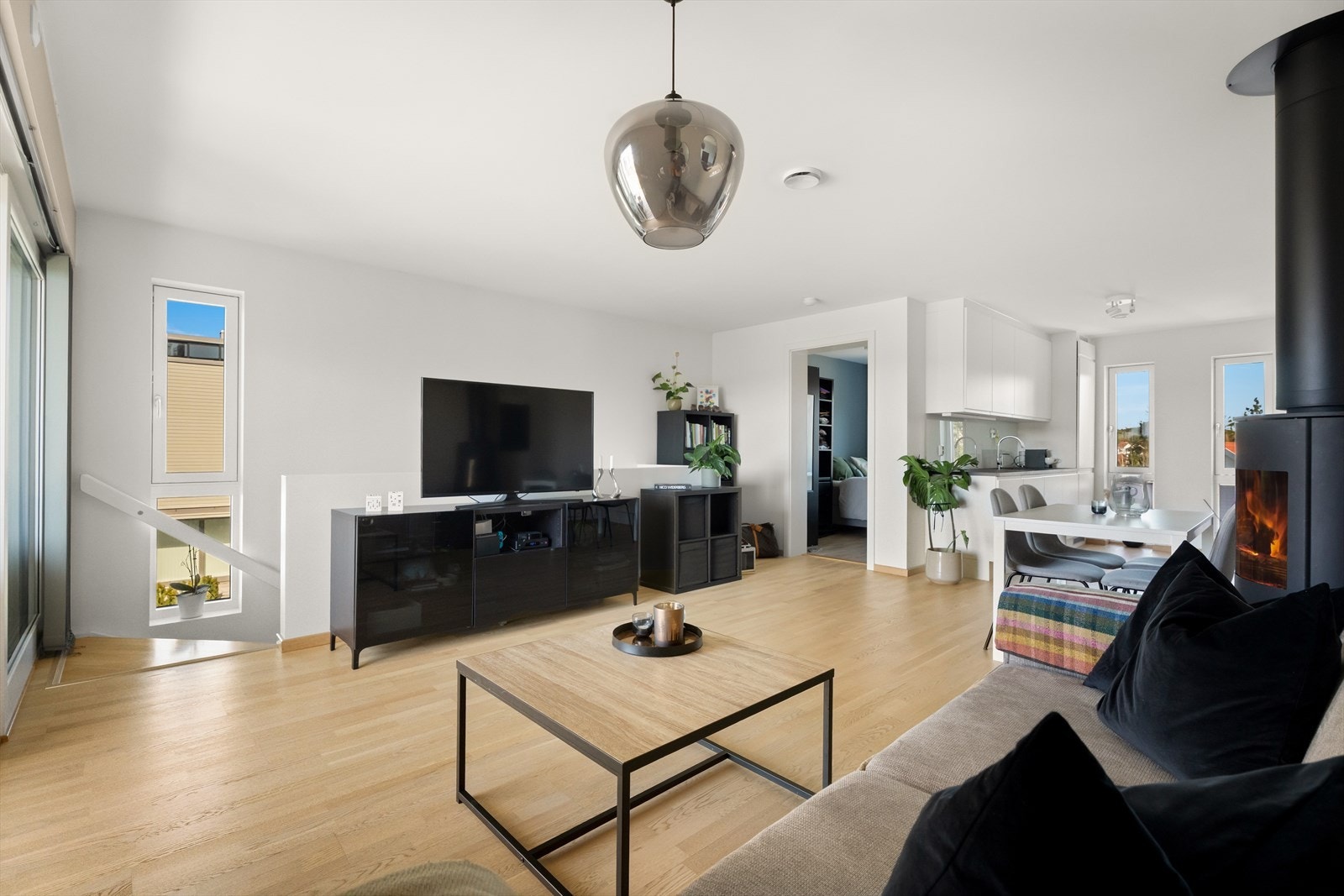 Store vindusflater og en åpen planløsning gir rikelig med naturlig lys i hele hovedetasjen. Galleribilde
