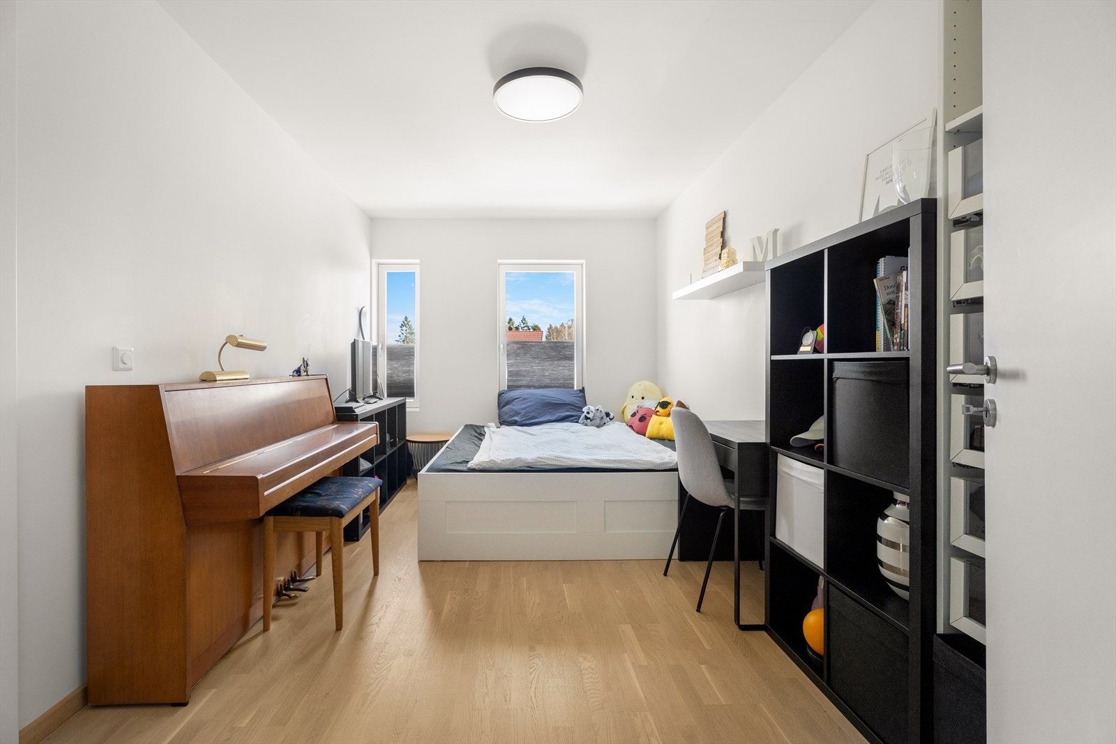 Rommet er lyst og lett å møblere, med malte plater på veggene som gir et rent uttrykk. Galleribilde
