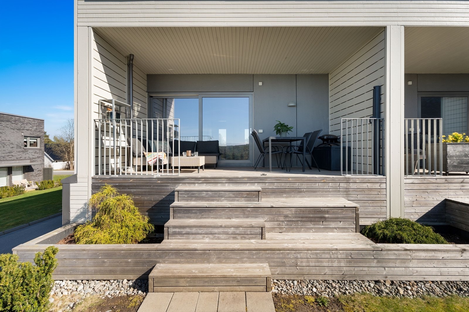 Boligen har en egen, markplan-terrasse i tilknytning til inngangspartiet i første etasje. Galleribilde