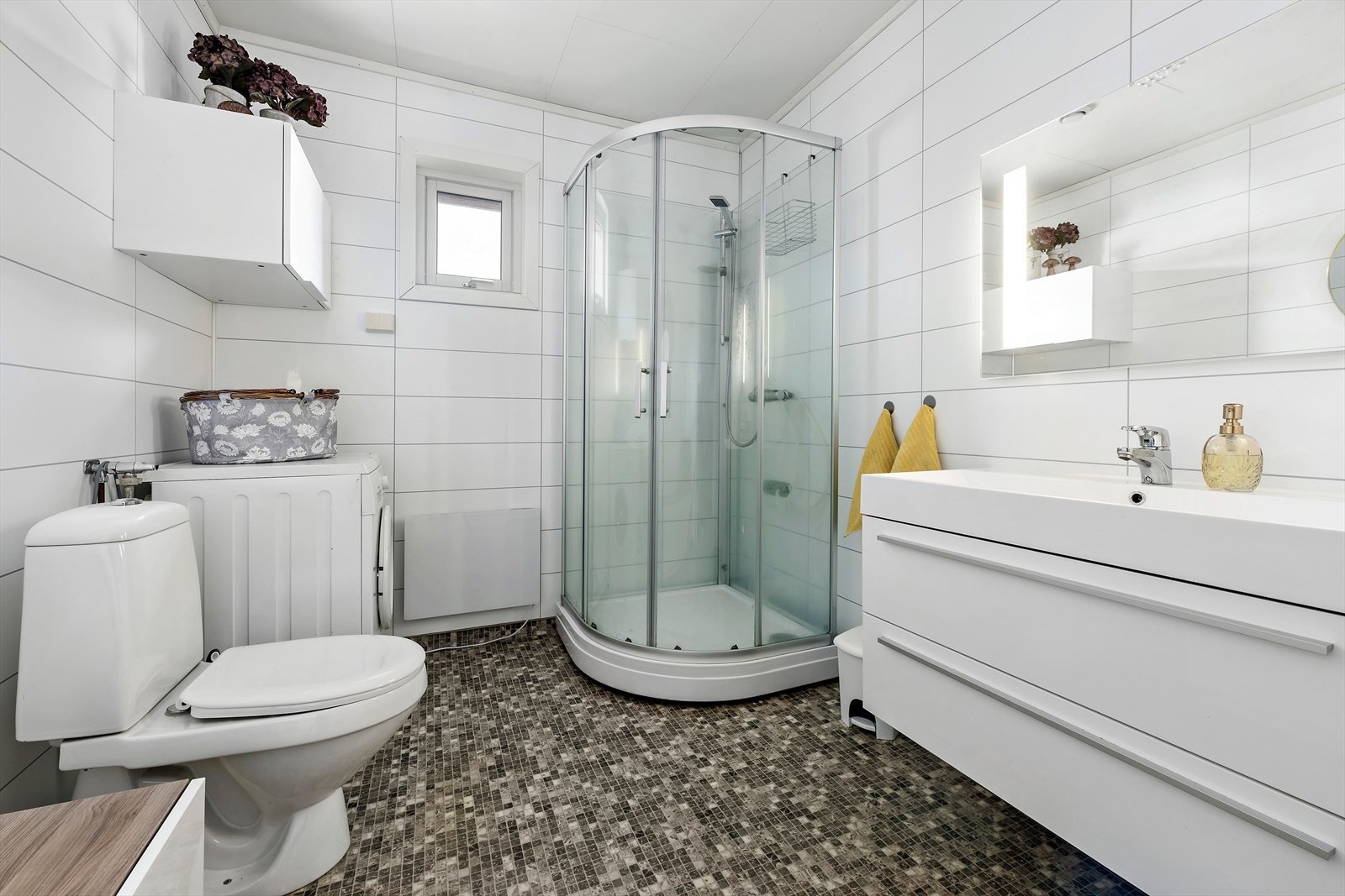 Flott bad med dusjkabinett. Vaskemaskin medfølger. Galleribilde