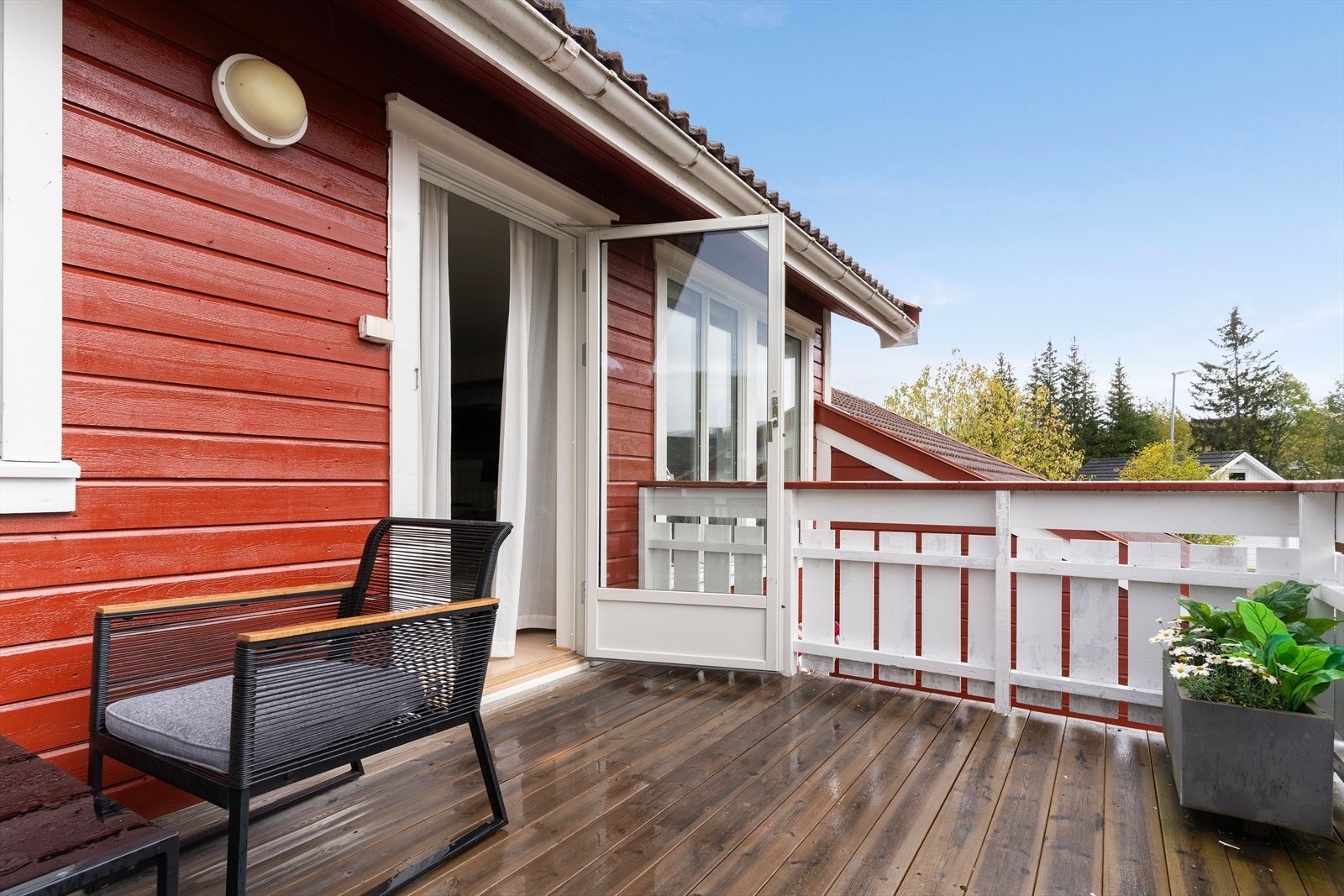 Verandaen er på ca. 10 m2. Her har du en solrik og fin uteplass. Galleribilde