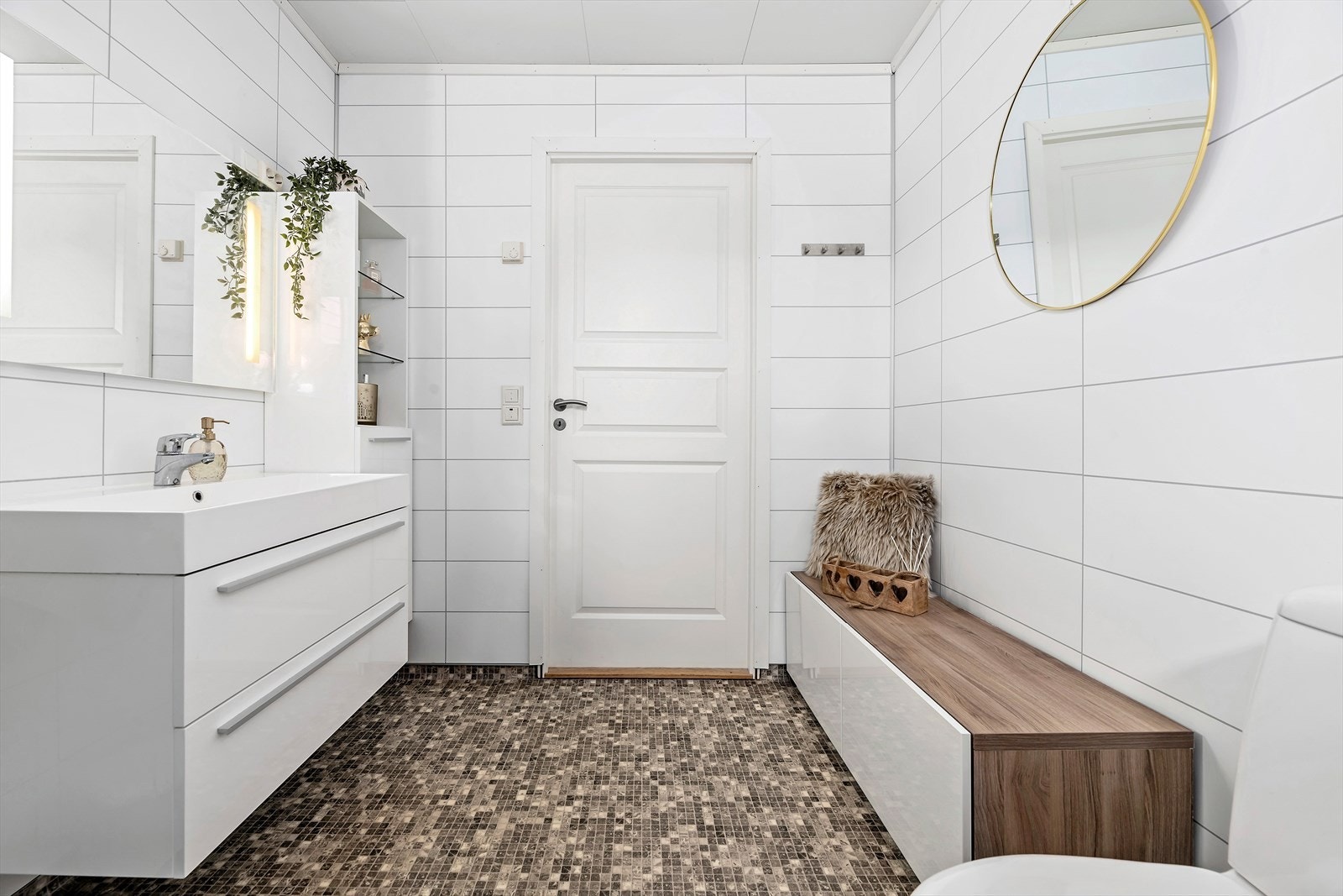 Fra badet. Flott innredning med store og praktiske skuffer. Galleribilde