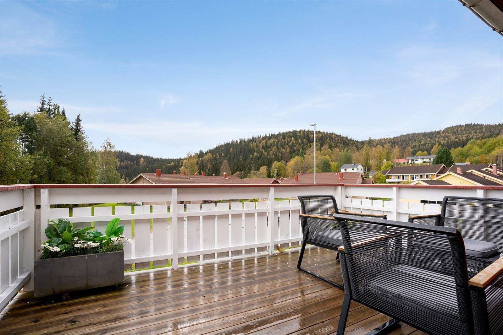 Verandaen gir plass for sittegruppe og er et nydelig sted for hygge på fine dager. Fra 2. etg. har man fin utsikt mot omgivelsene. Galleribilde