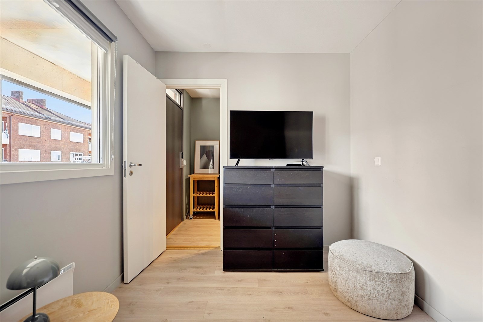 Gjennomgående laminatgulv og malte flater gir et helhetlig og moderne preg i hele leiligheten. Galleribilde