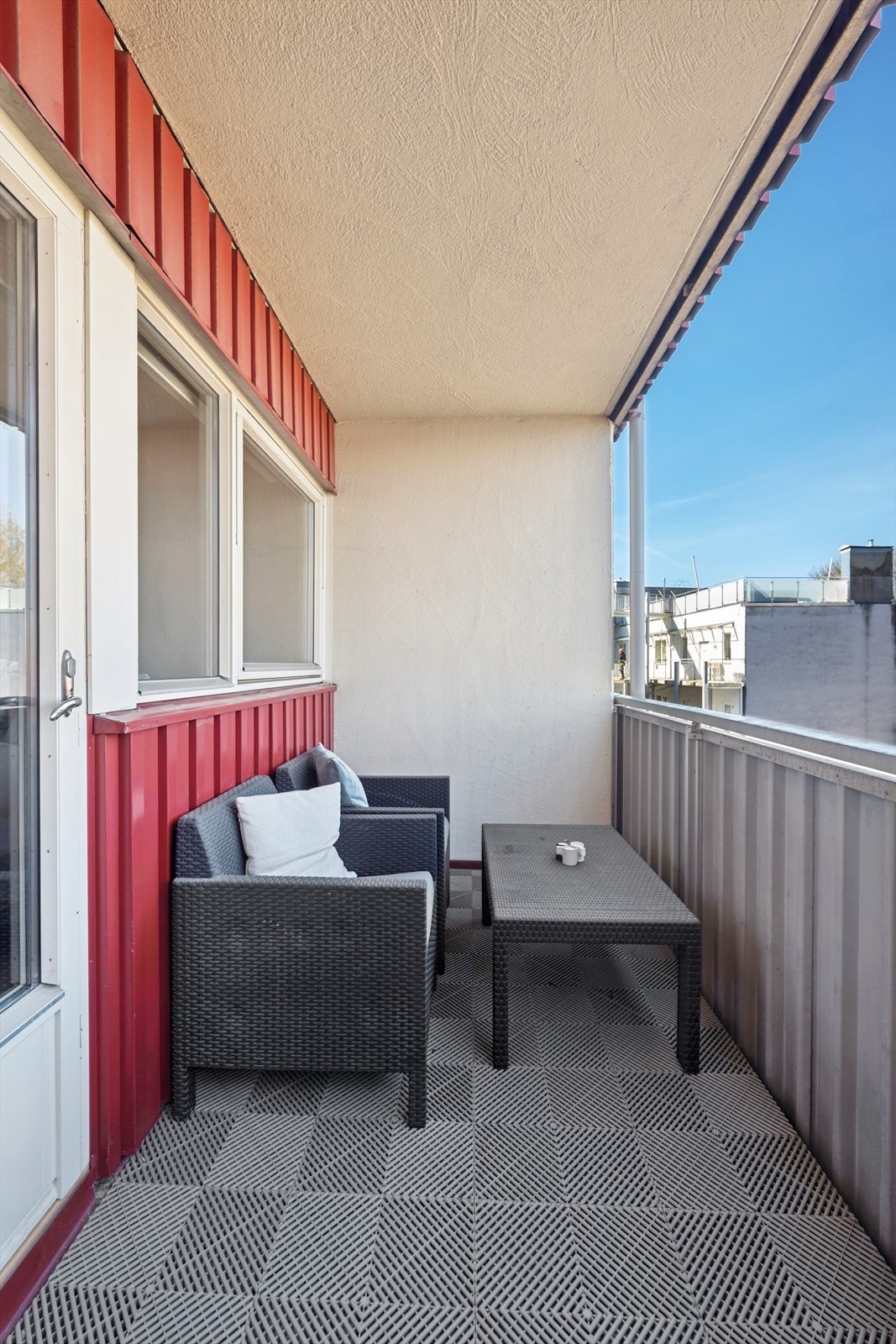Romslig balkong på ca. 5,6 m² med god plass til utemøblement, grill og beplantning. Galleribilde