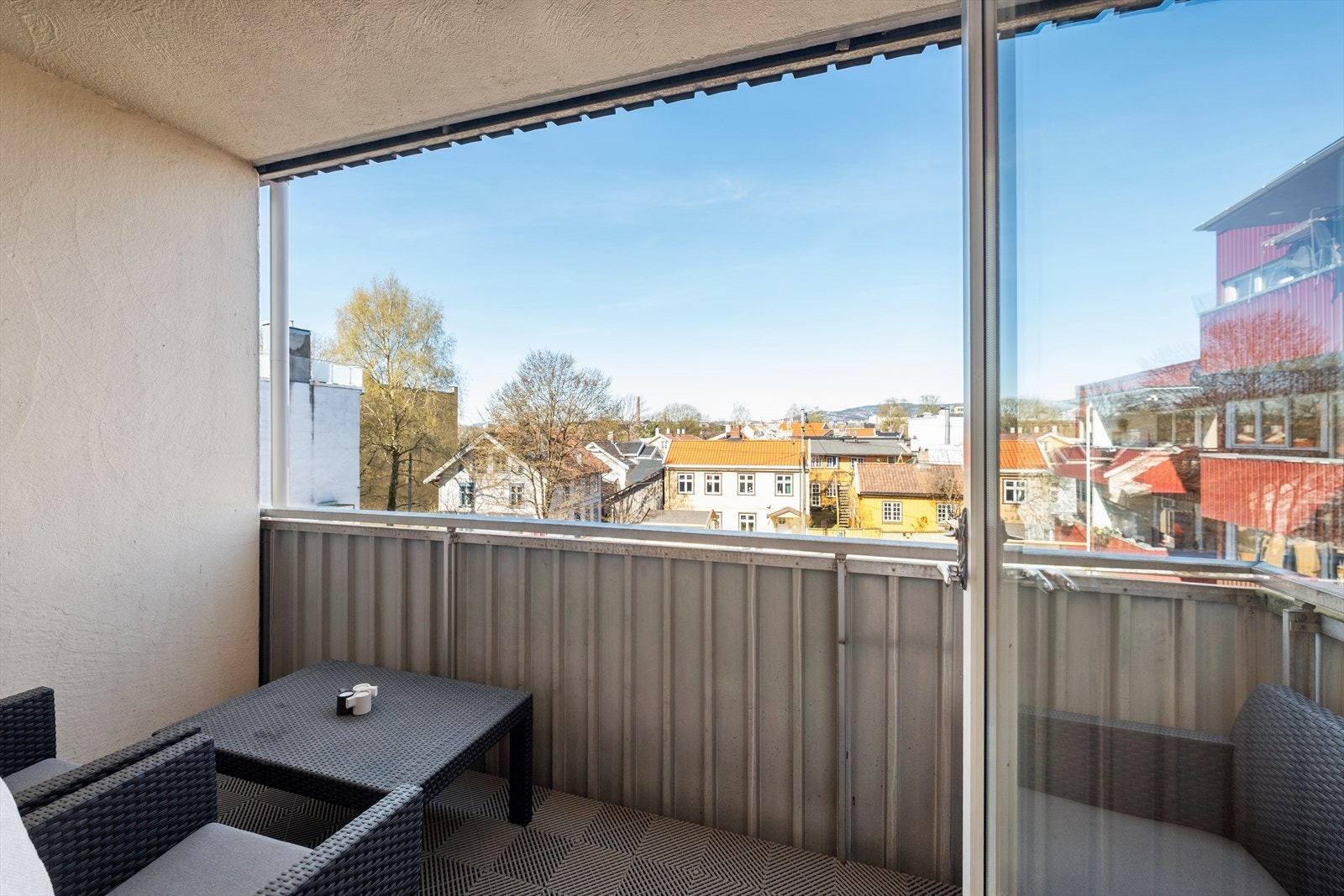 Fra balkongen har du et fint utsyn mot den hyggelige trehusbebyggelsen som preger området. Galleribilde