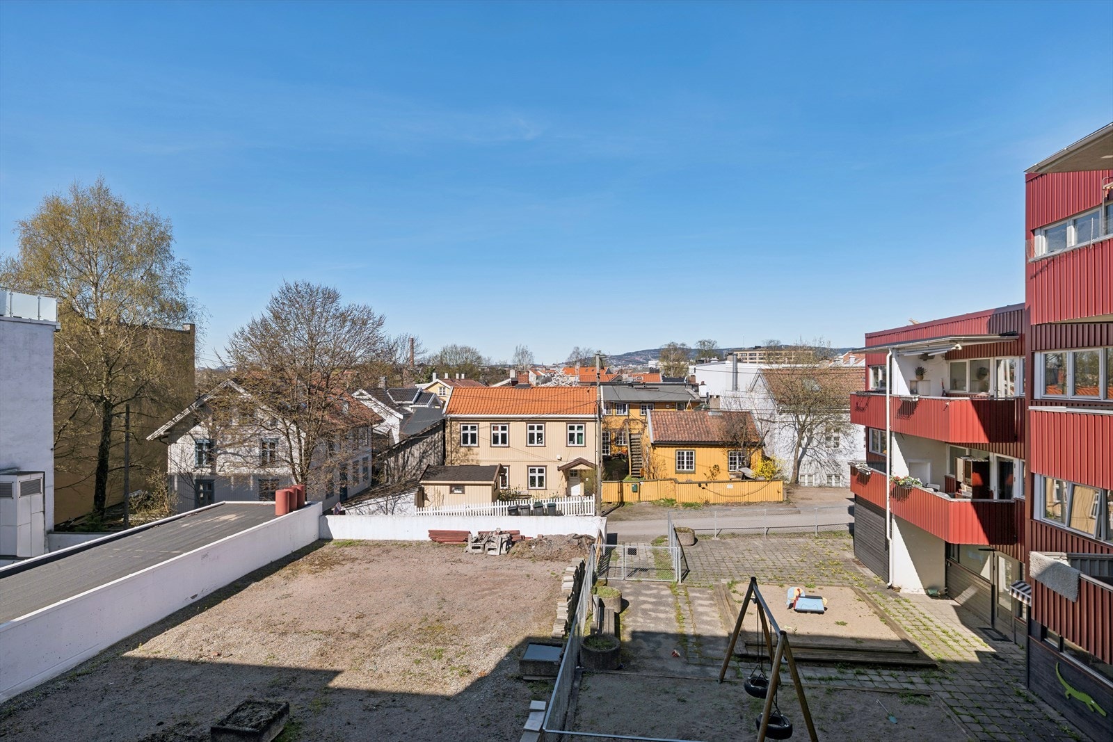 Balkongen ligger luftig til og byr på hyggelig utsikt mot den sjarmerende trehusbebyggelsen på Rodeløkka. Som beboer i borettslaget har du i tillegg tilgang til en bakgård med lekeplass. Galleribilde