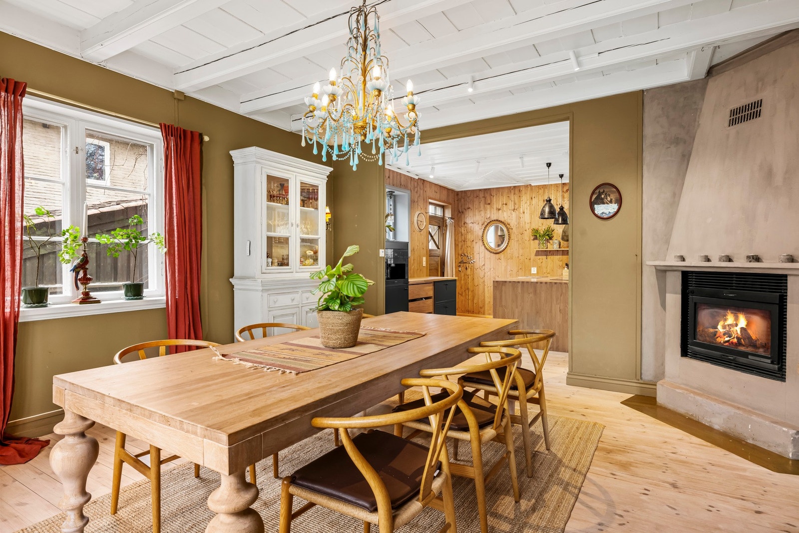 En lekker peis gir mulighet for lun varme fra vedfyring. Galleribilde