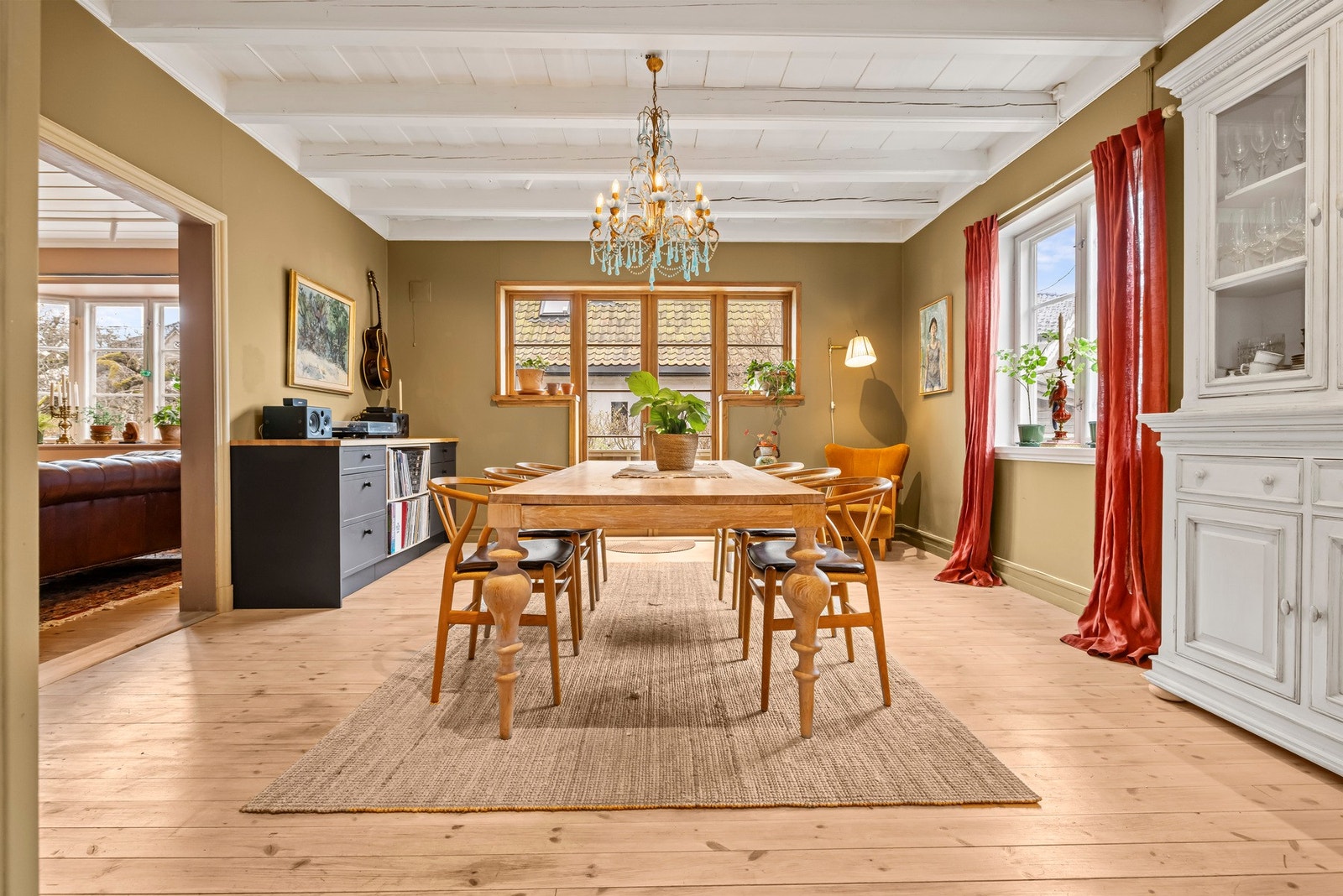 Det er montert gulvvarme i de fleste rommene i første etasje. Galleribilde