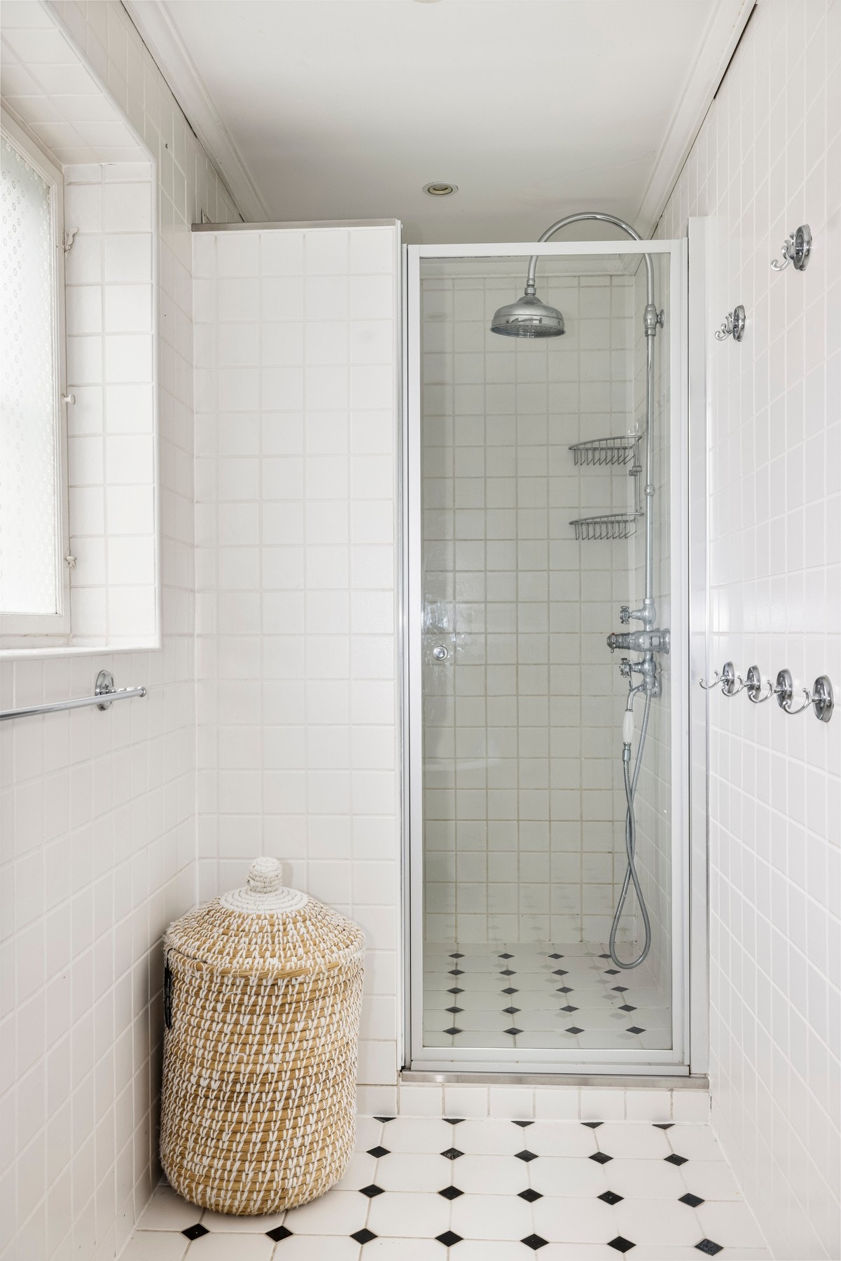 I tillegg til badekar er det separat dusj på hovedbadet. Galleribilde