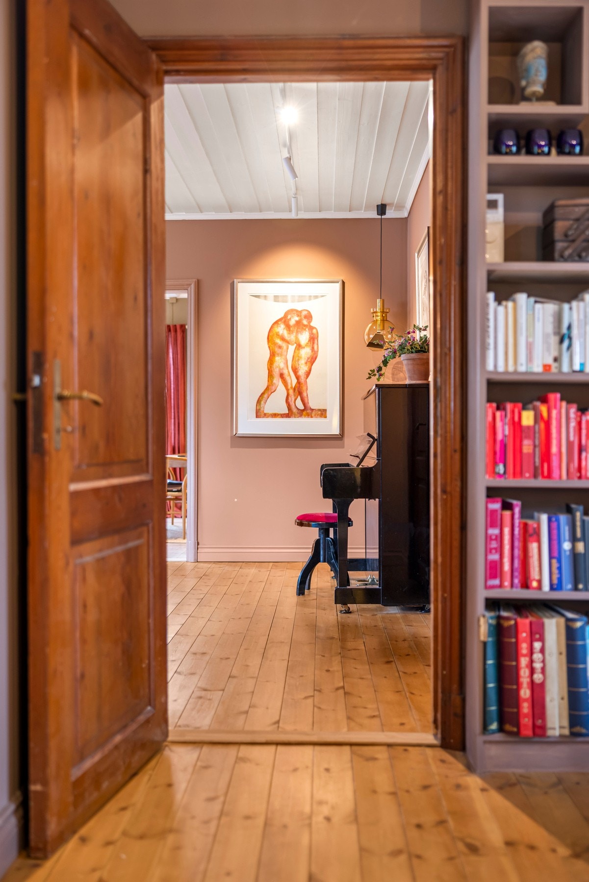 Det er flott lyssetting i boligen. Galleribilde