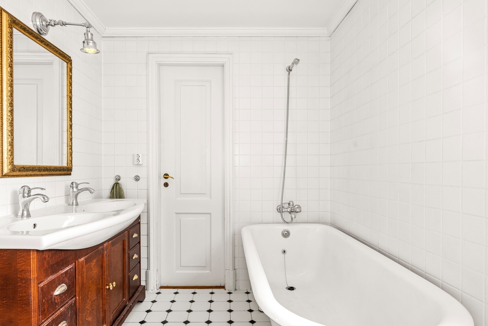 Hovedbadet i annen etasje er innredet med badekar og dobbel servant. Galleribilde