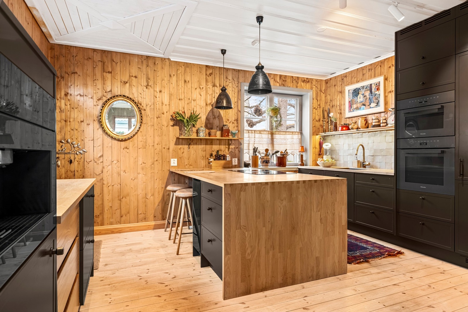 Kjøkkenet har god arbeidsplass og rikelig med oppbevaring. Galleribilde