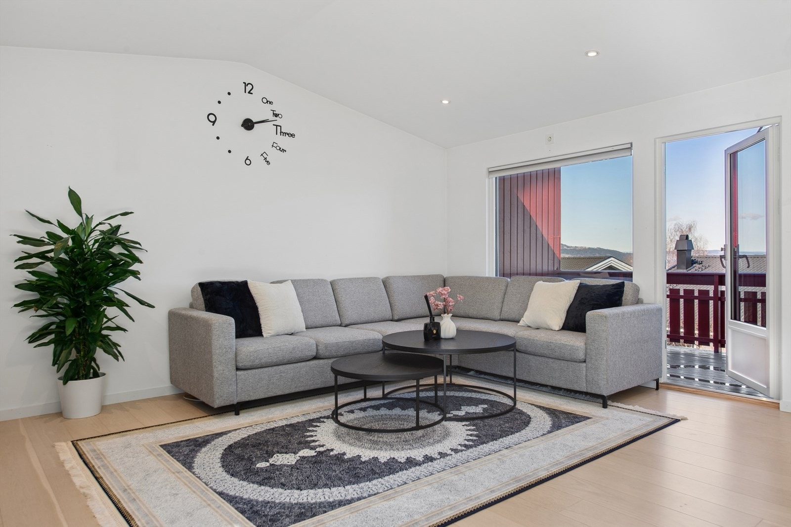 Fra stuen er det direkte utgang til en nordøstvendt altan på 9 m². Galleribilde