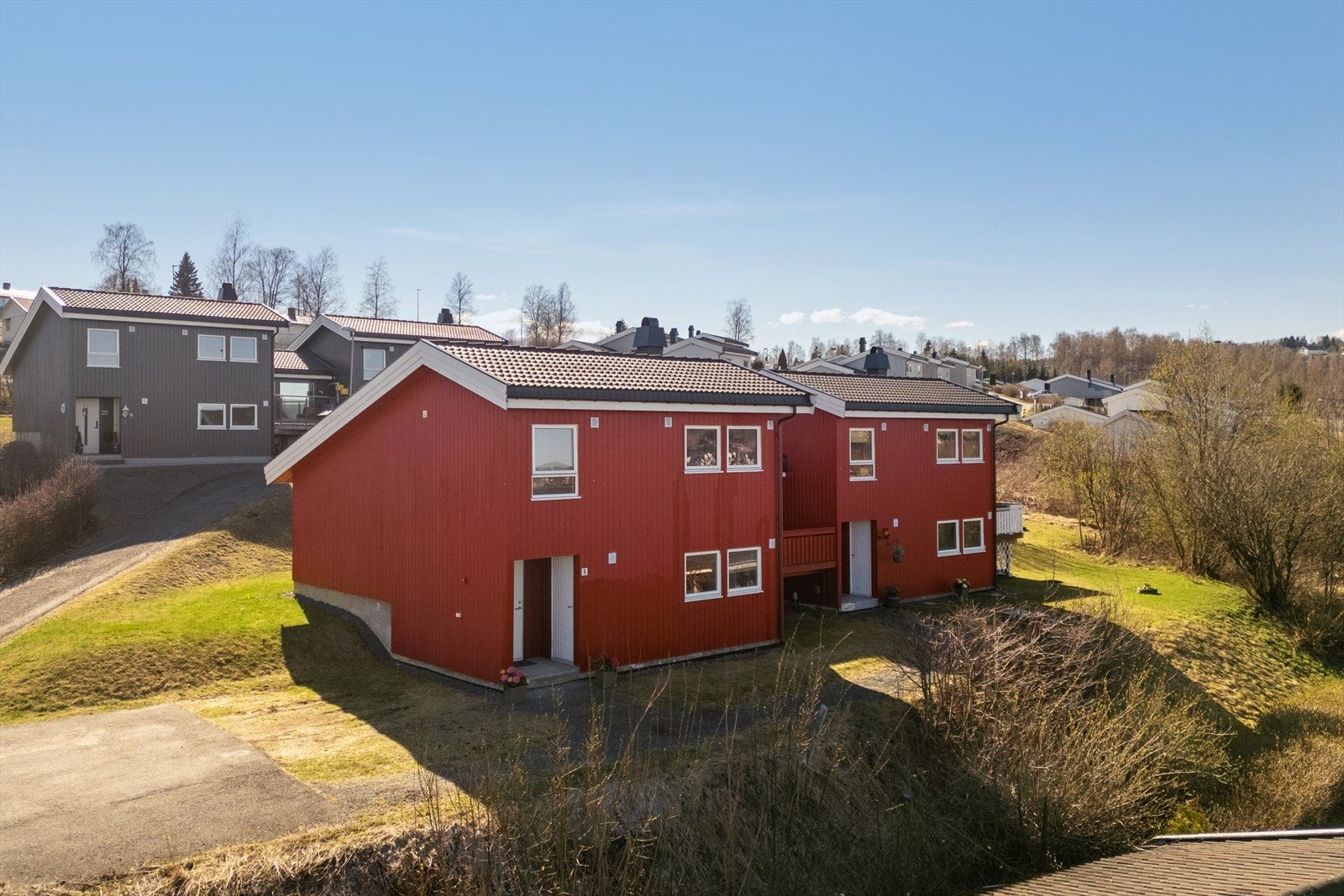 Boligen er vesentlig oppgradert i perioden 2020-2022, og fremstår med en gjennomført moderne standard. Galleribilde