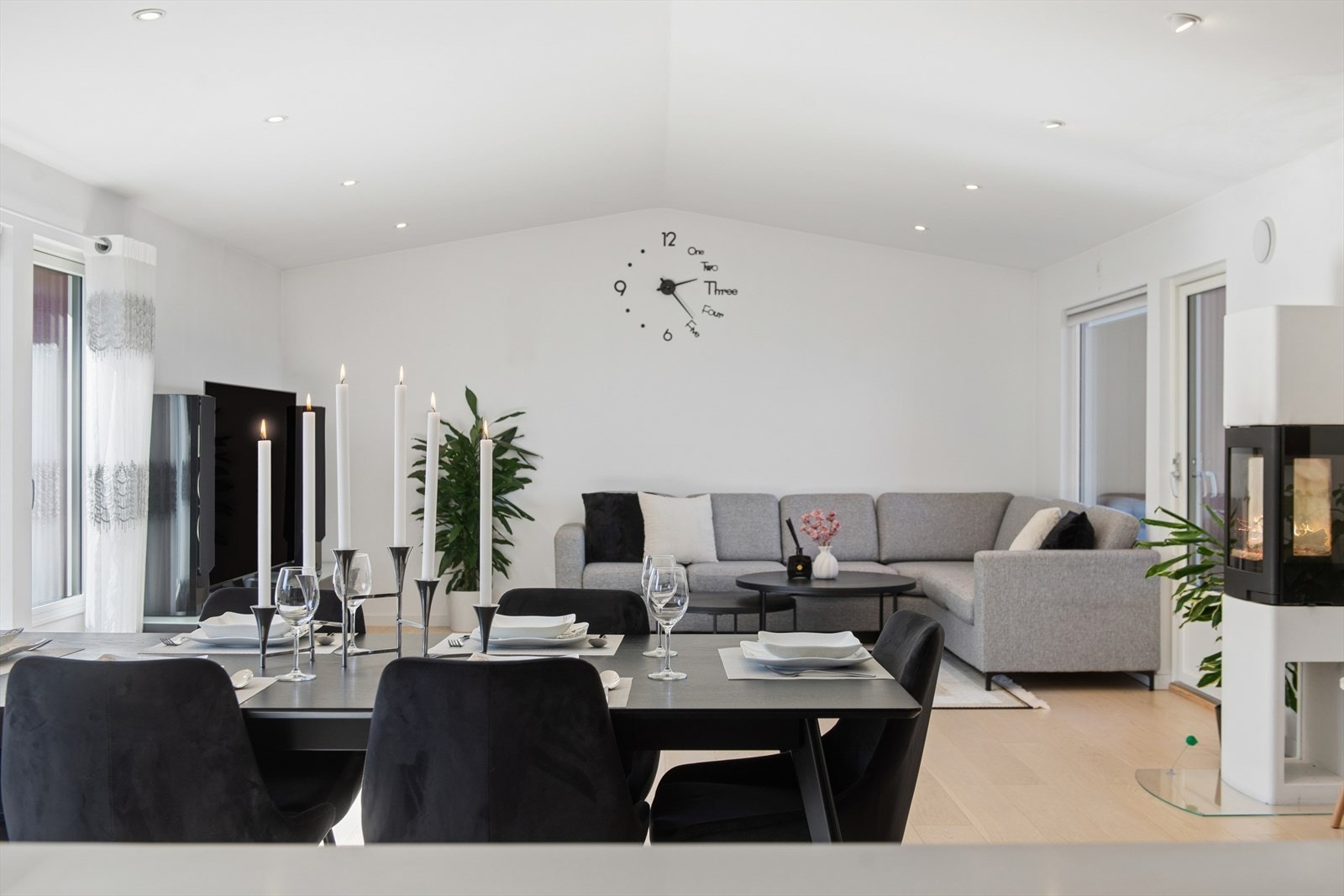 Stuens gode utforming gir fleksible muligheter for naturlig soneinndeling. Galleribilde