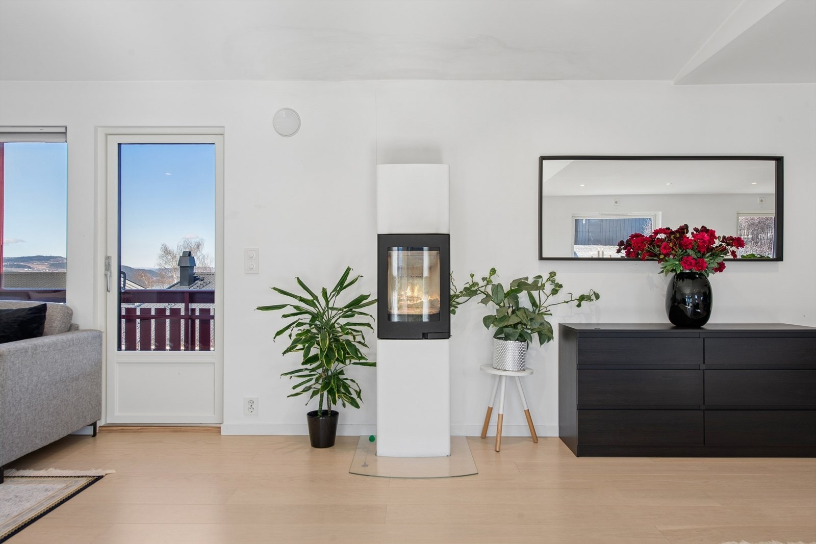 I stuen er det en stemningsfull peisovn samt panelovner som bidrar til et behagelig inneklima året rundt Galleribilde