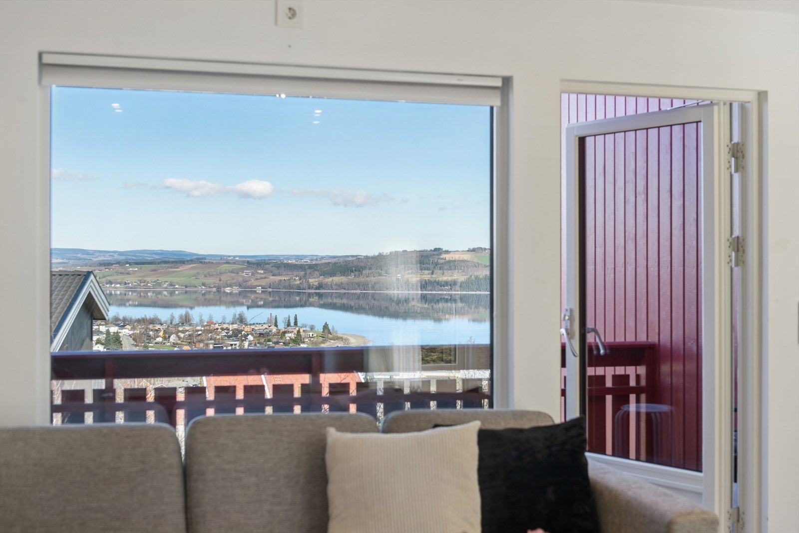 Store vindusflater i tre med 3-lags isolerglass rammer inn utsikten mot Mjøsa og gir rikelig med dagslys. Galleribilde