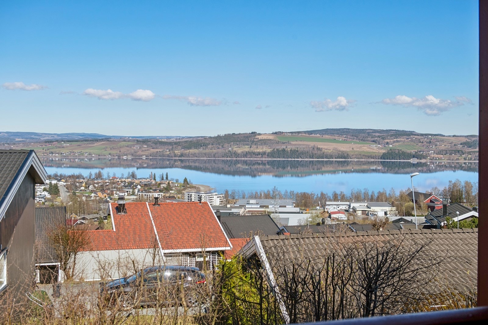 Eiendommen byr på flott utsikt mot Mjøsa. Galleribilde