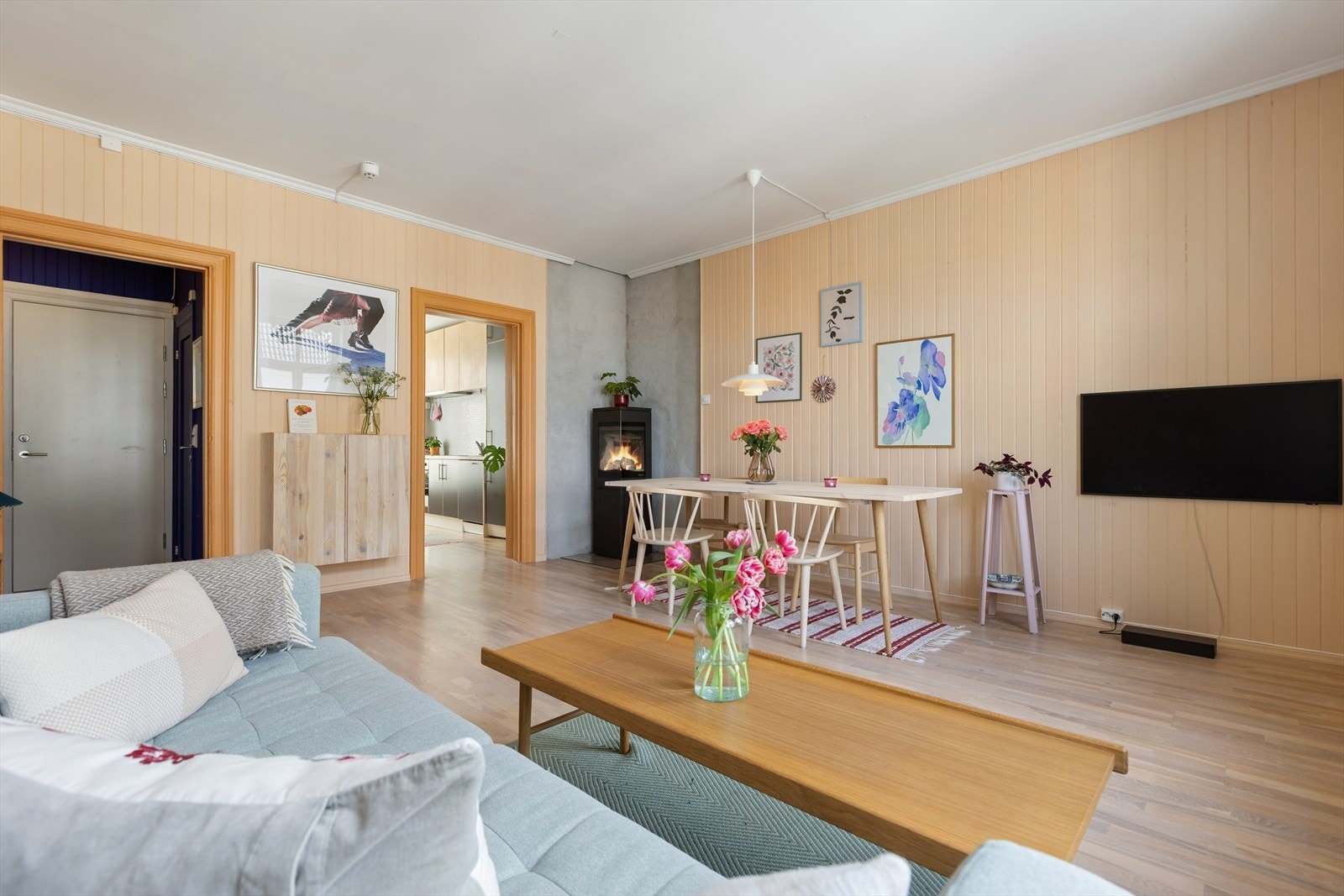 Fra stuen er det adkomst til både kjøkken, gang og soverom, noe som gir en god flyt i boligen. Galleribilde