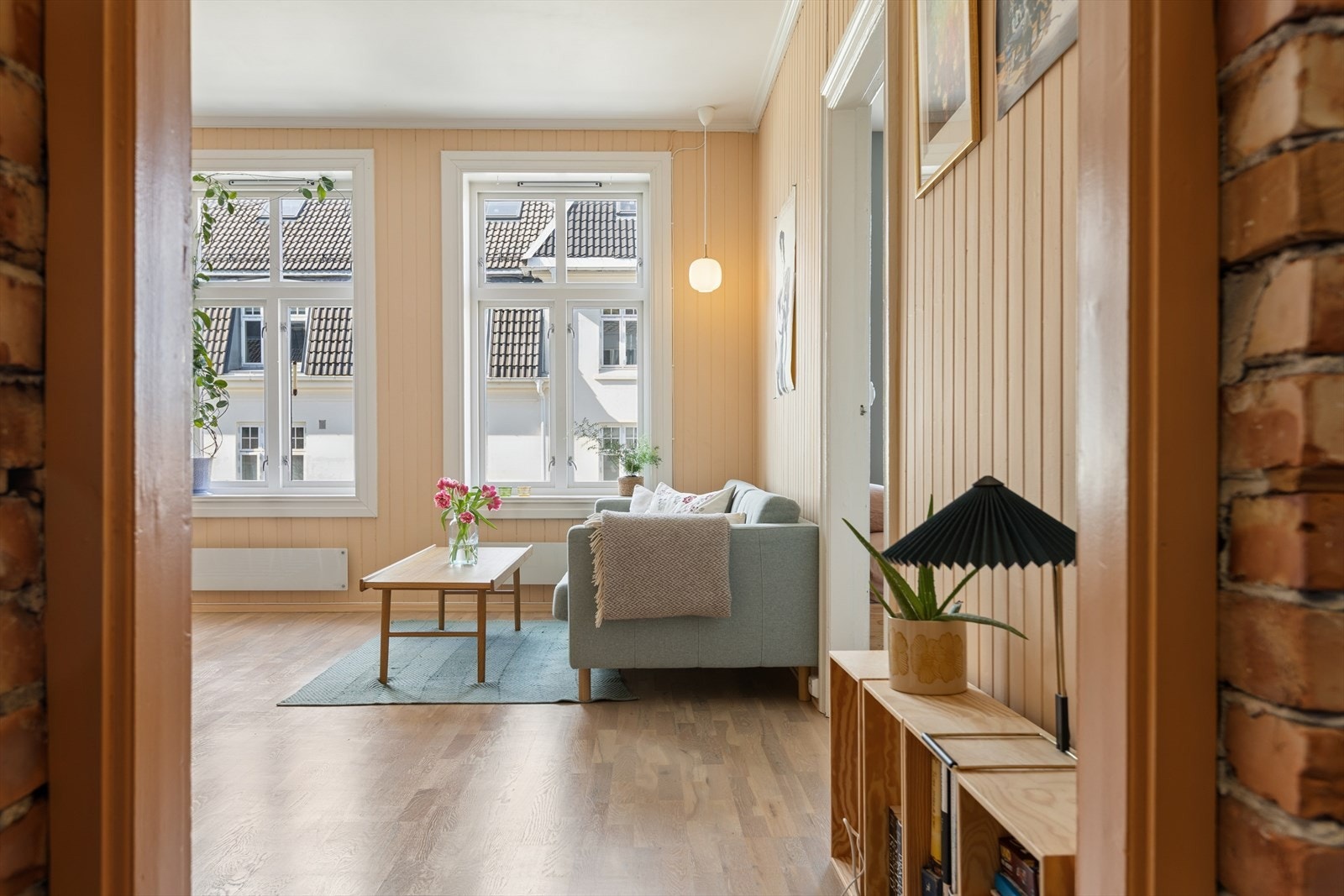 Vinduene med 2-lags glass slipper inn dagslys og gir utsyn mot nabolaget. Galleribilde