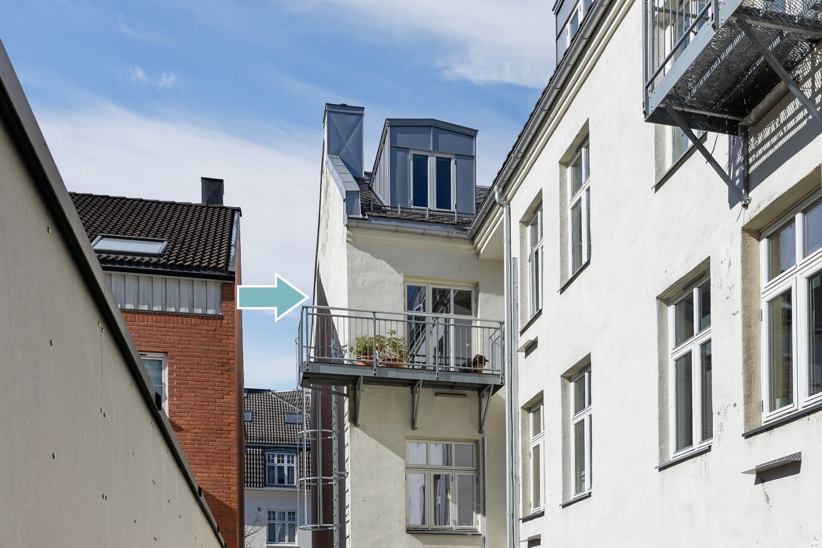 Leiligheten ligger i en klassisk bygård fra 1905 med pussede fasader og tak tekket med skiferstein. Galleribilde