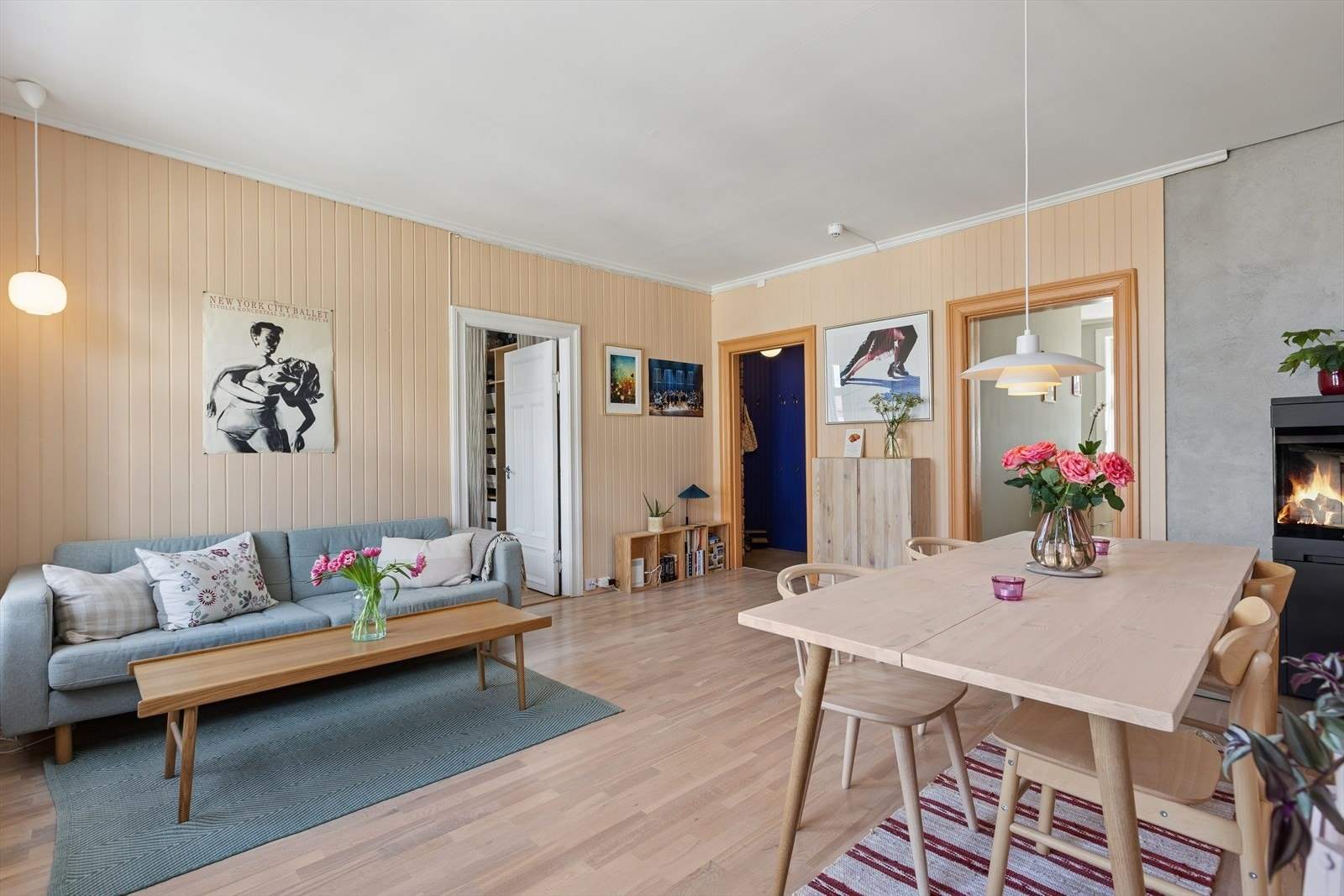 Stuen har god plass til både sofagruppe og spisebord, og fungerer som leilighetens naturlige samlingspunkt. Galleribilde