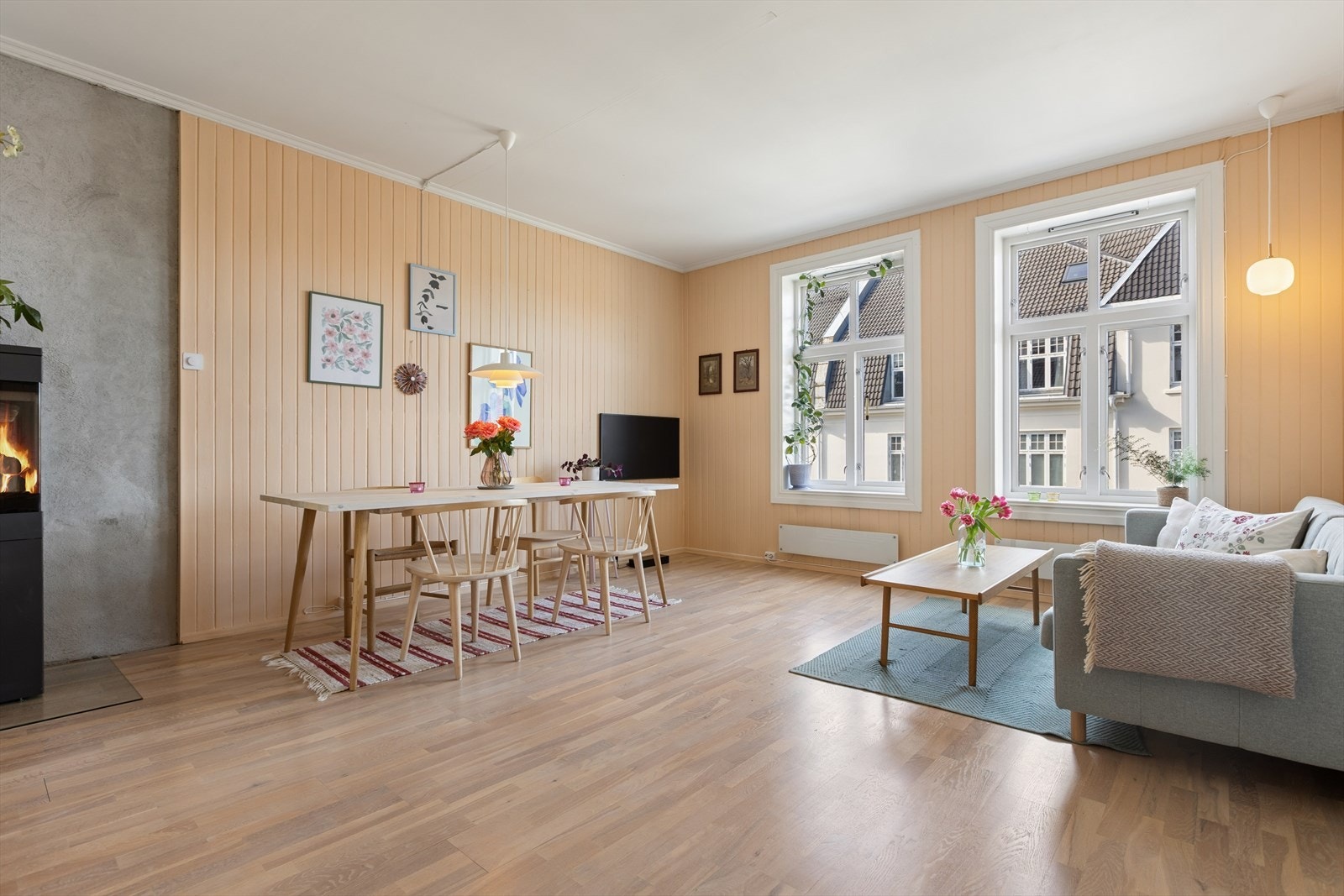 Velkommen til en lys og trivelig leilighet med originale detaljer og særpreg. Galleribilde