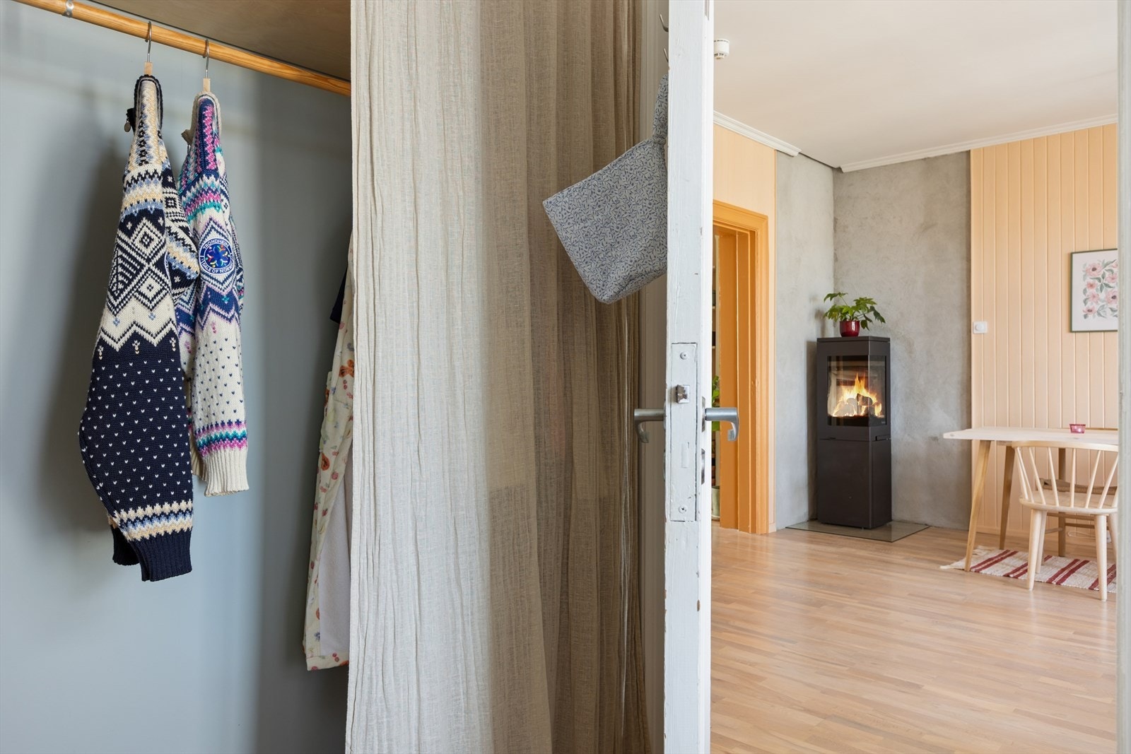 Gangen har plass til oppbevaring av yttertøy og sko, og leder deg videre inn i stuen. Galleribilde