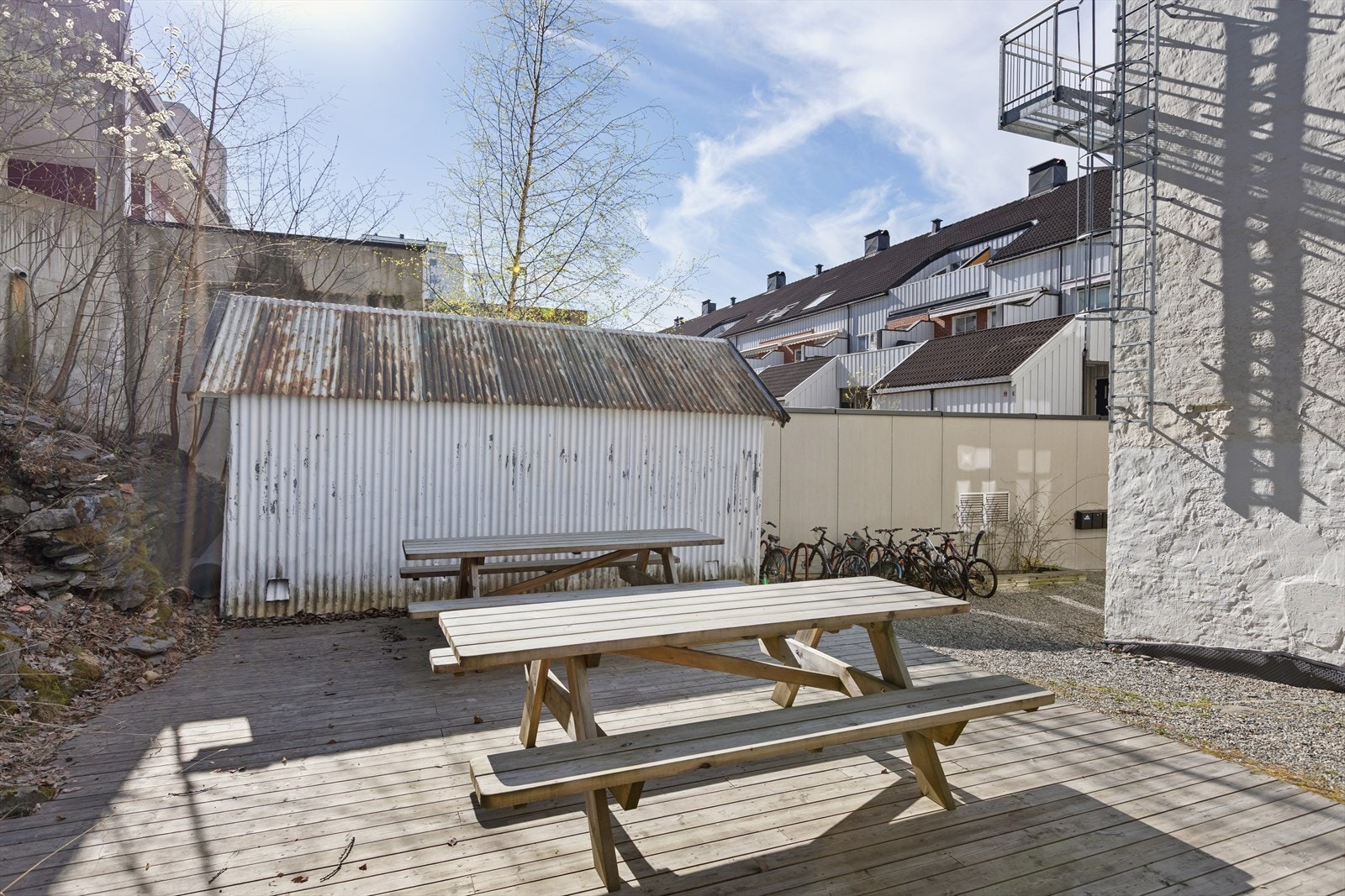 Borettslaget disponerer en hyggelig, felles uteplass i bakgården, samt en praktisk sykkelbod. Galleribilde
