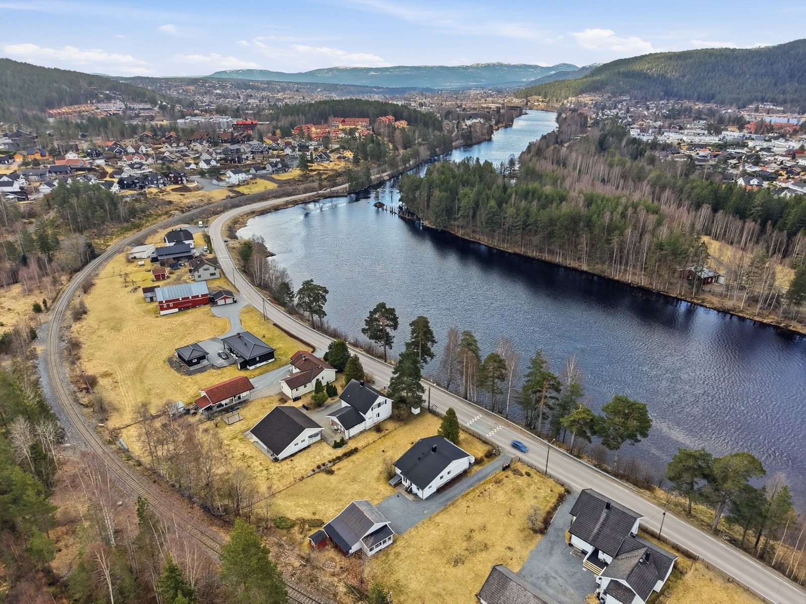 Lågen renner gjennom området og gir et vakkert landskap. Galleribilde