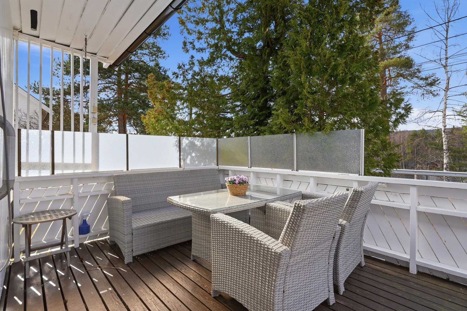 Koselig terrasse med plass til sittegruppe og grill. Galleribilde