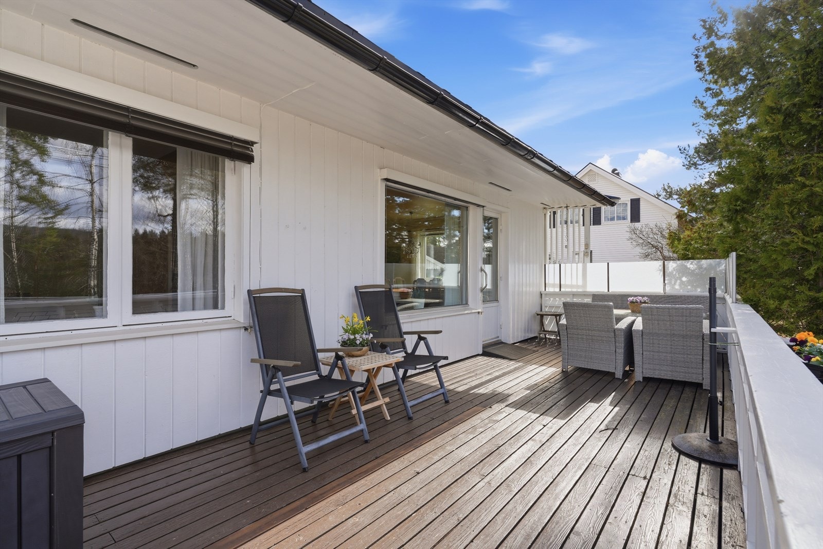 Utgang fra stuen til solrik terrasse. Galleribilde