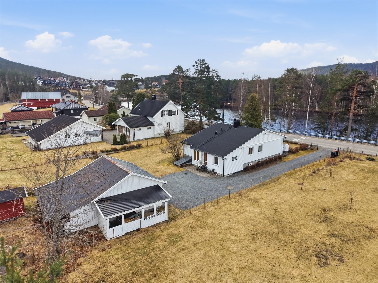 Romslig tomt, opparbeidet med plen og gruset gårdspålass. Perfekt for aktive barn! Galleribilde