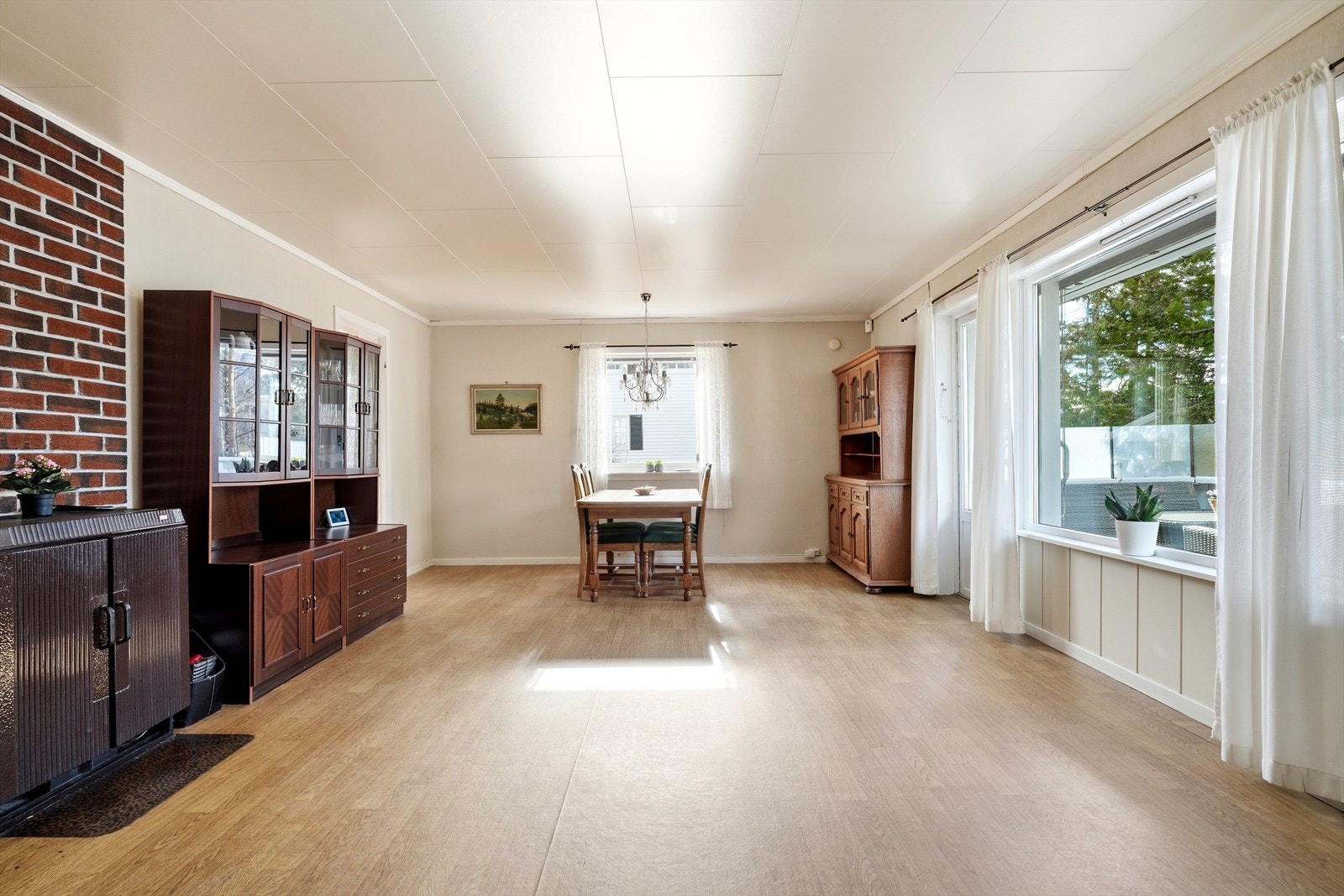 Boligen varmes opp med vedfyring, elektrisitet og varmepumpe. Galleribilde