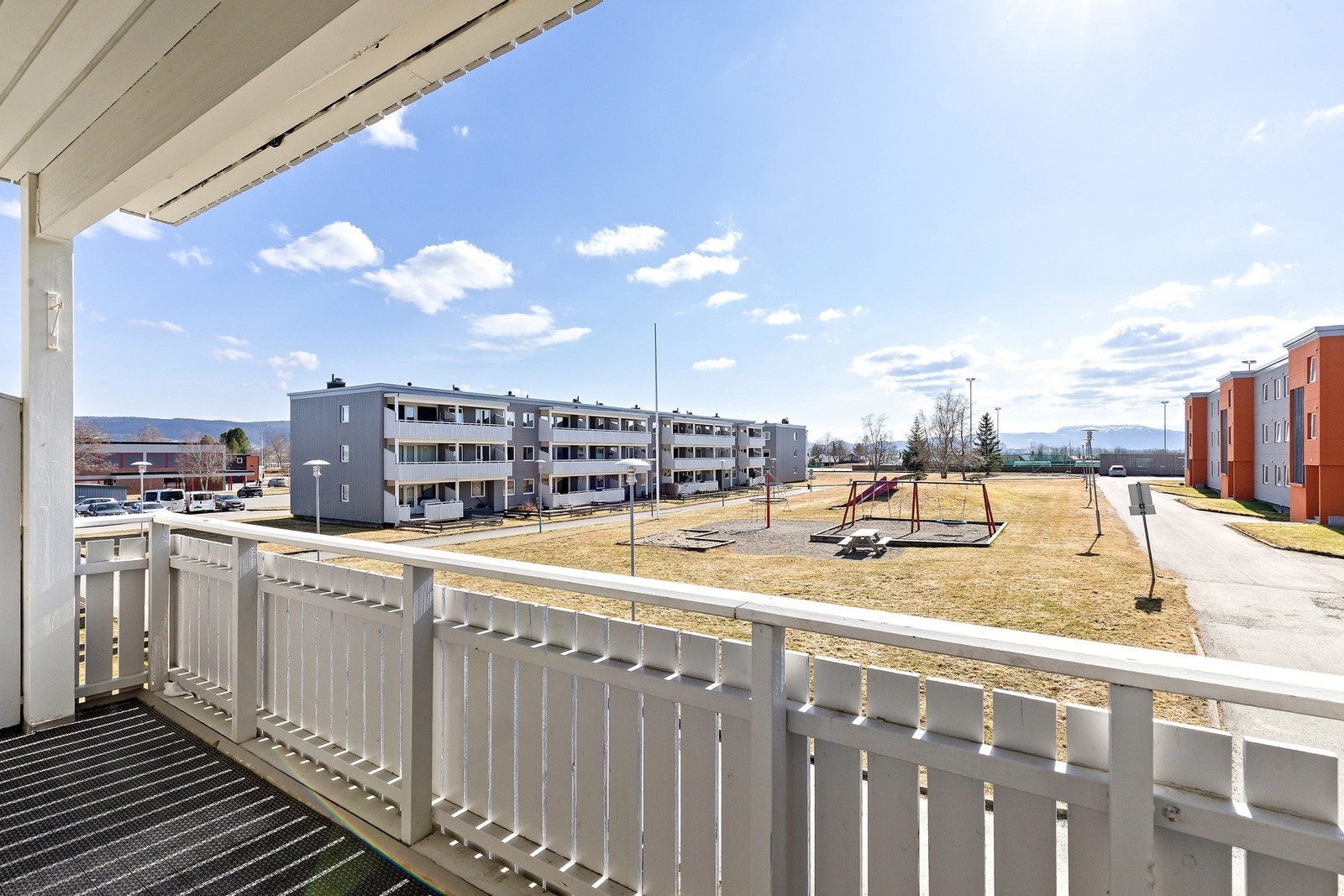 Sørvendt veranda med gode solforhold som vender ut mot fellesområdet. Galleribilde