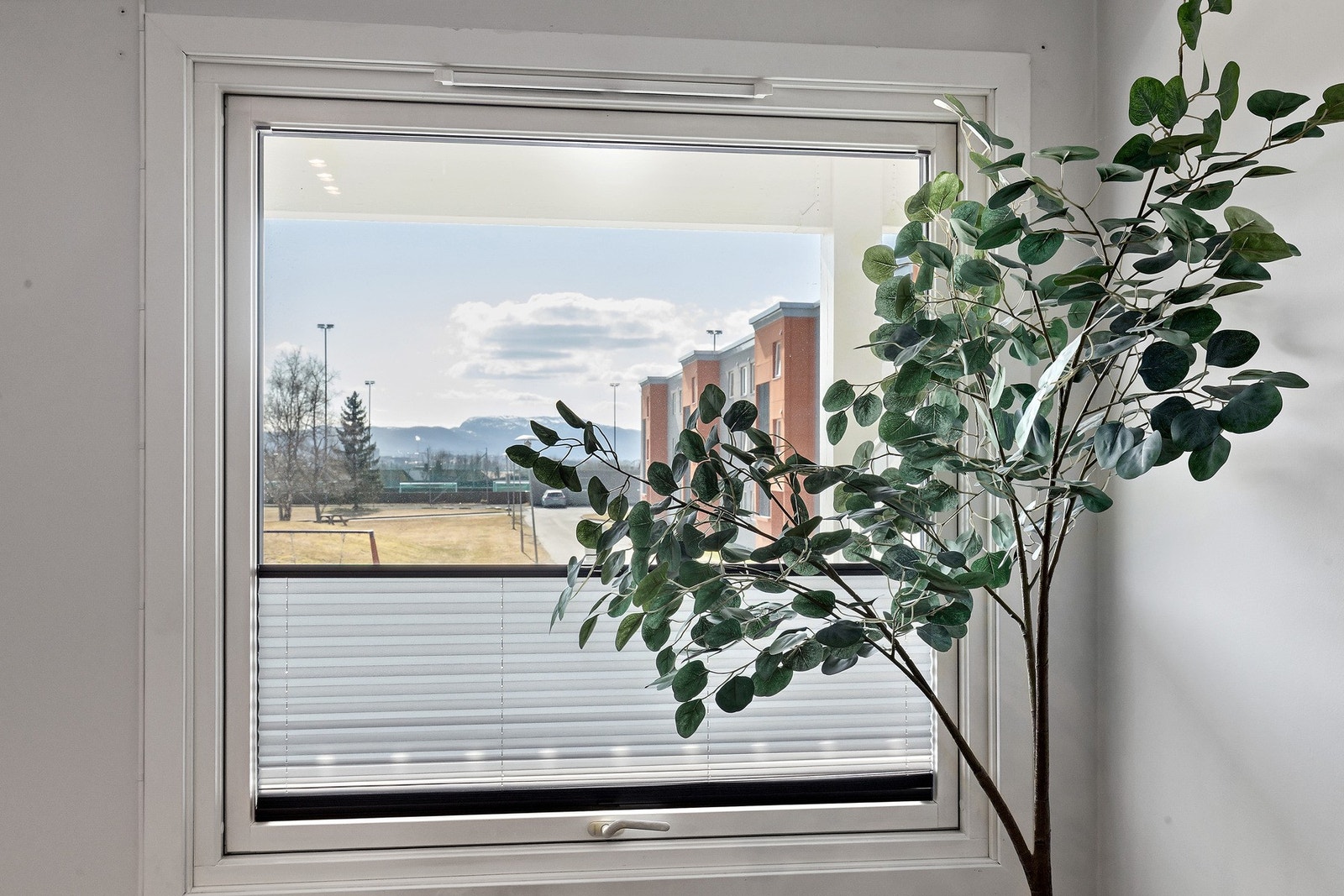 Alle vinduene ble oppusset i 2010. og er av 3-lags som isolerer godt mot både vær og lyd. Galleribilde