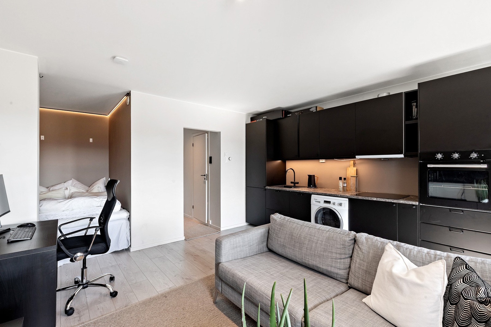 Kjøkken/stue løsningen er på 20,4 kvm med plass til både sofa og spisebord dersom man ønsker det. Galleribilde