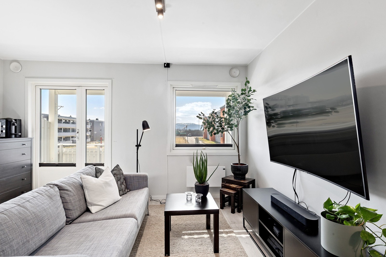 Gode vindusflater som gir rikelig med lysinnslipp til leiligheten. Galleribilde