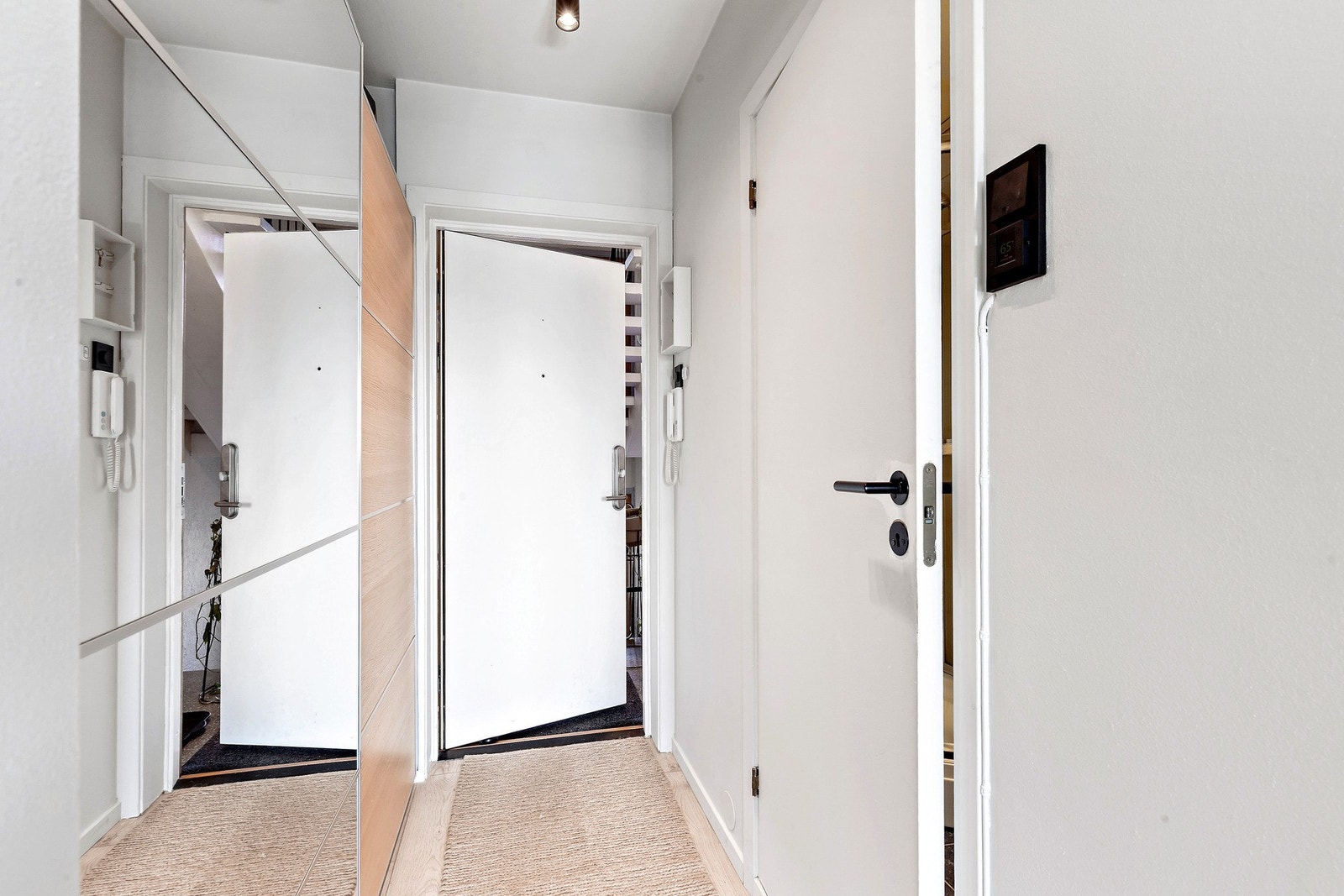 Entreen består av en praktisk skyvdørsgarderobe for oppbevaring. Galleribilde