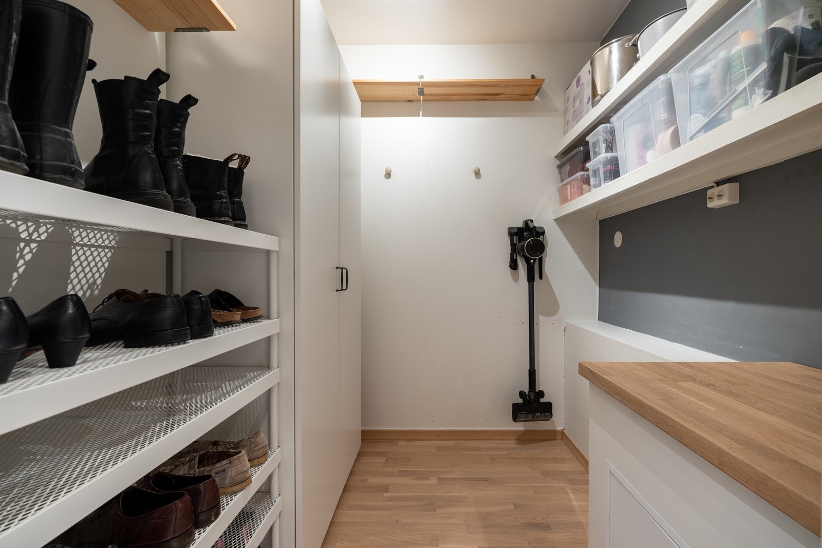 Godt med plass for yttertøy, sko og annet. Galleribilde