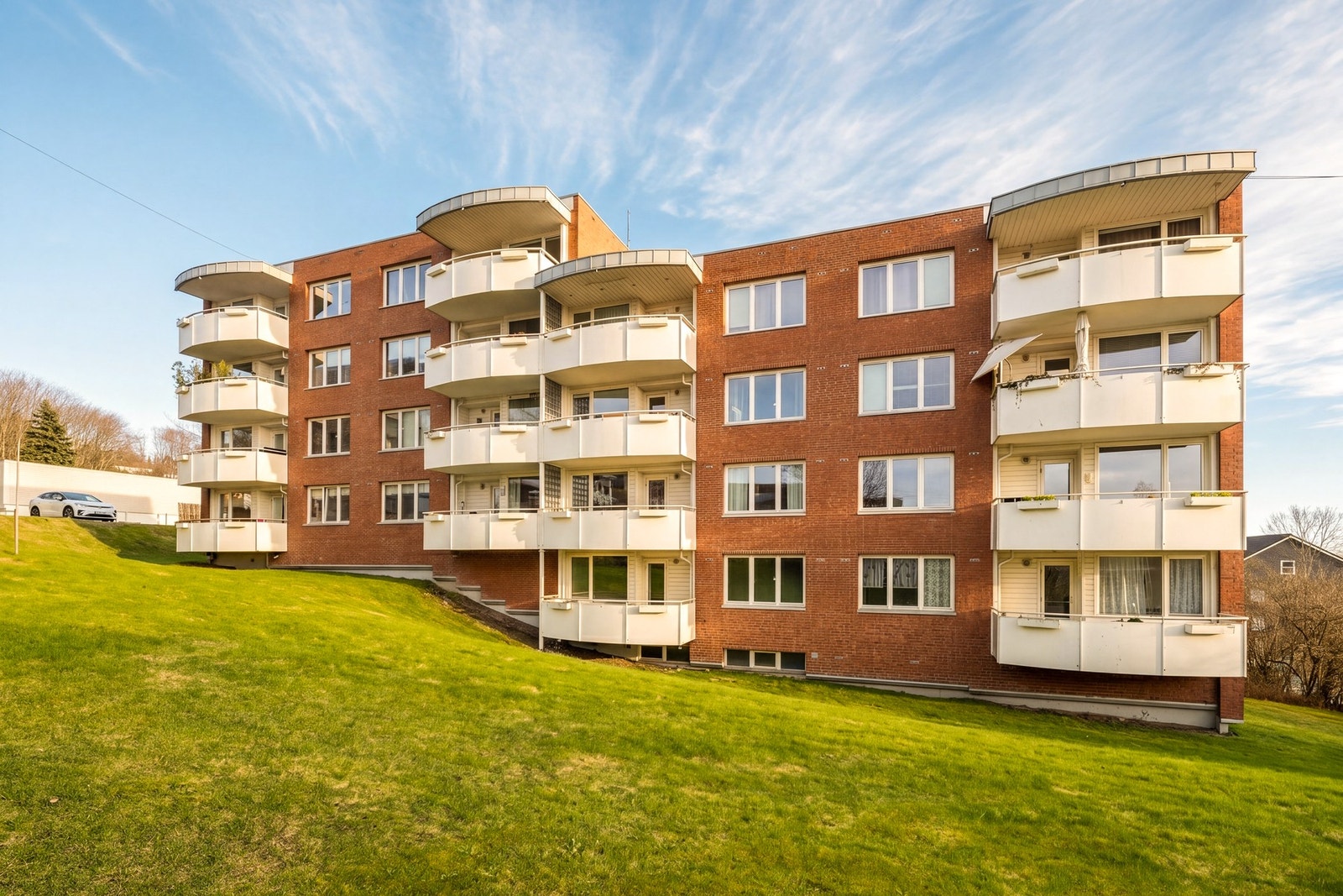 Fasade - her bor du fint plassert i byggets toppetasje. Noe solforhold er AI-redigert, men er representative. Galleribilde