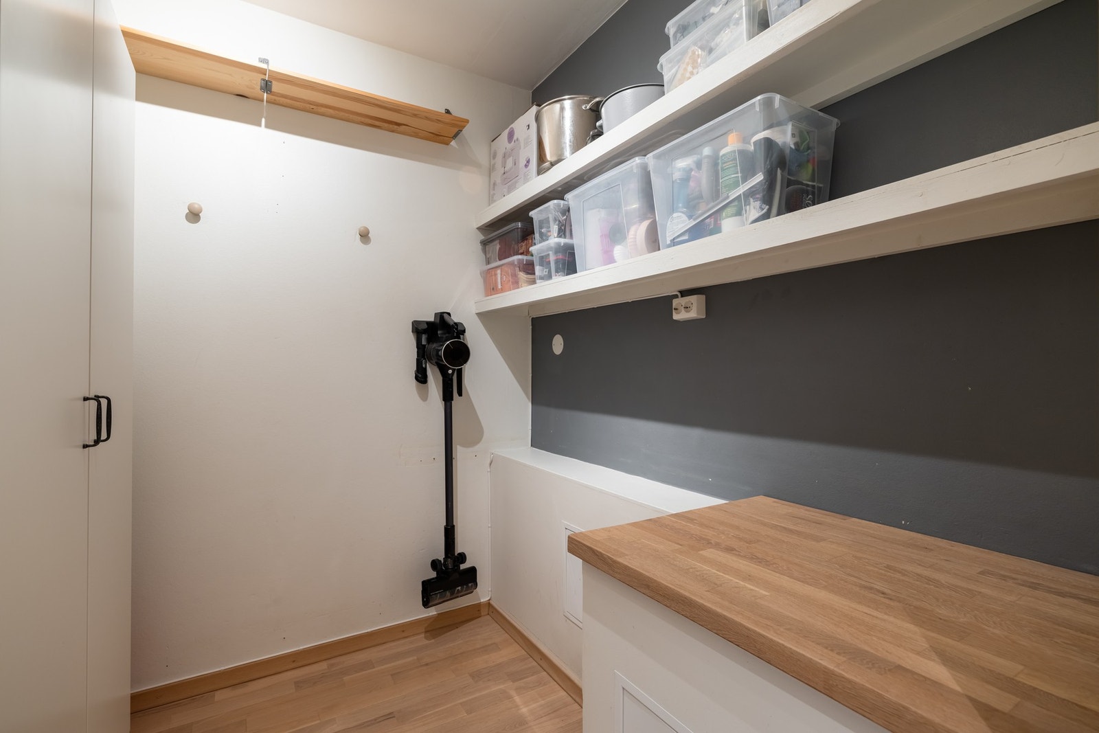 I tilknytning til entréen er det en romslig bod. Galleribilde