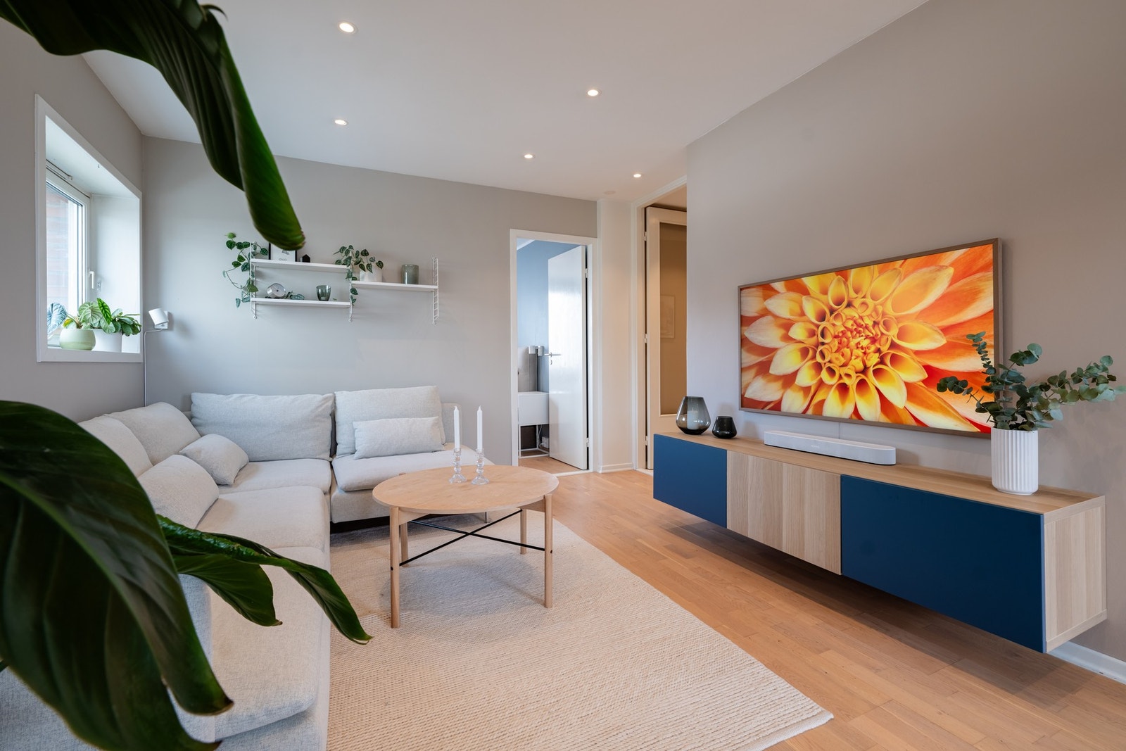 Det er god plass til hjørnesofa, salongbord og mediemøblement. Galleribilde