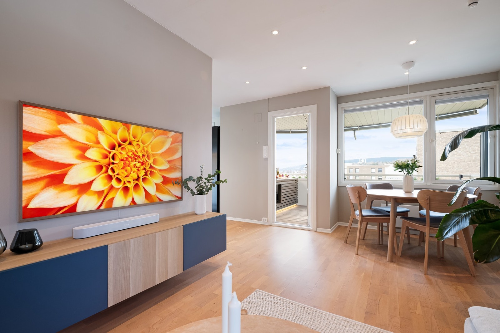 Overflatene er malt i moderne fargevalg, har downlights i himling og parkett på gulv. Galleribilde