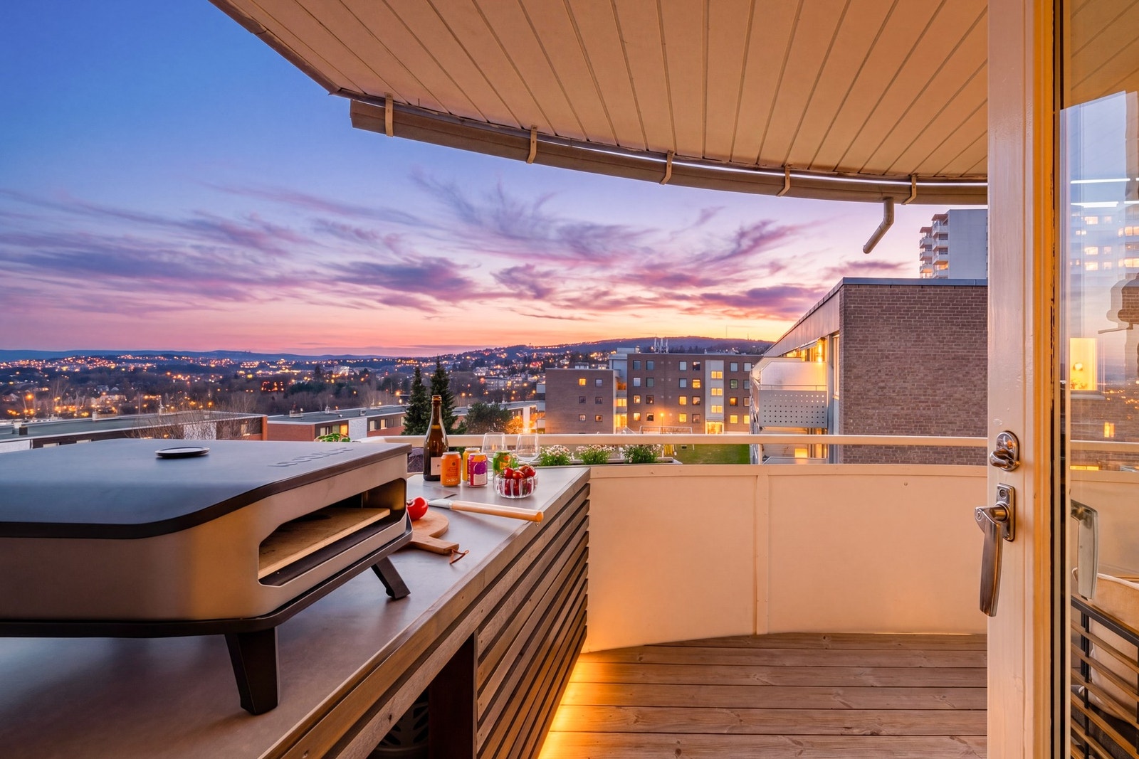 Det er tillatt med elektrisk og gassgrill, eventuelt pizzaovn.
Bildet er AI-redigert som kveldsbilde. Galleribilde