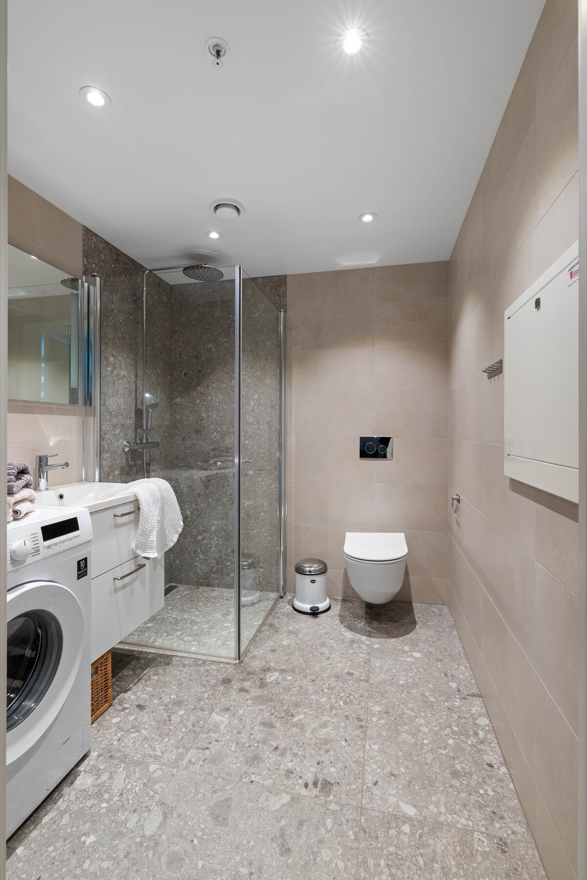 Badet er beliggende i første etasje og er utført i et stilrent og moderne uttrykk. Galleribilde