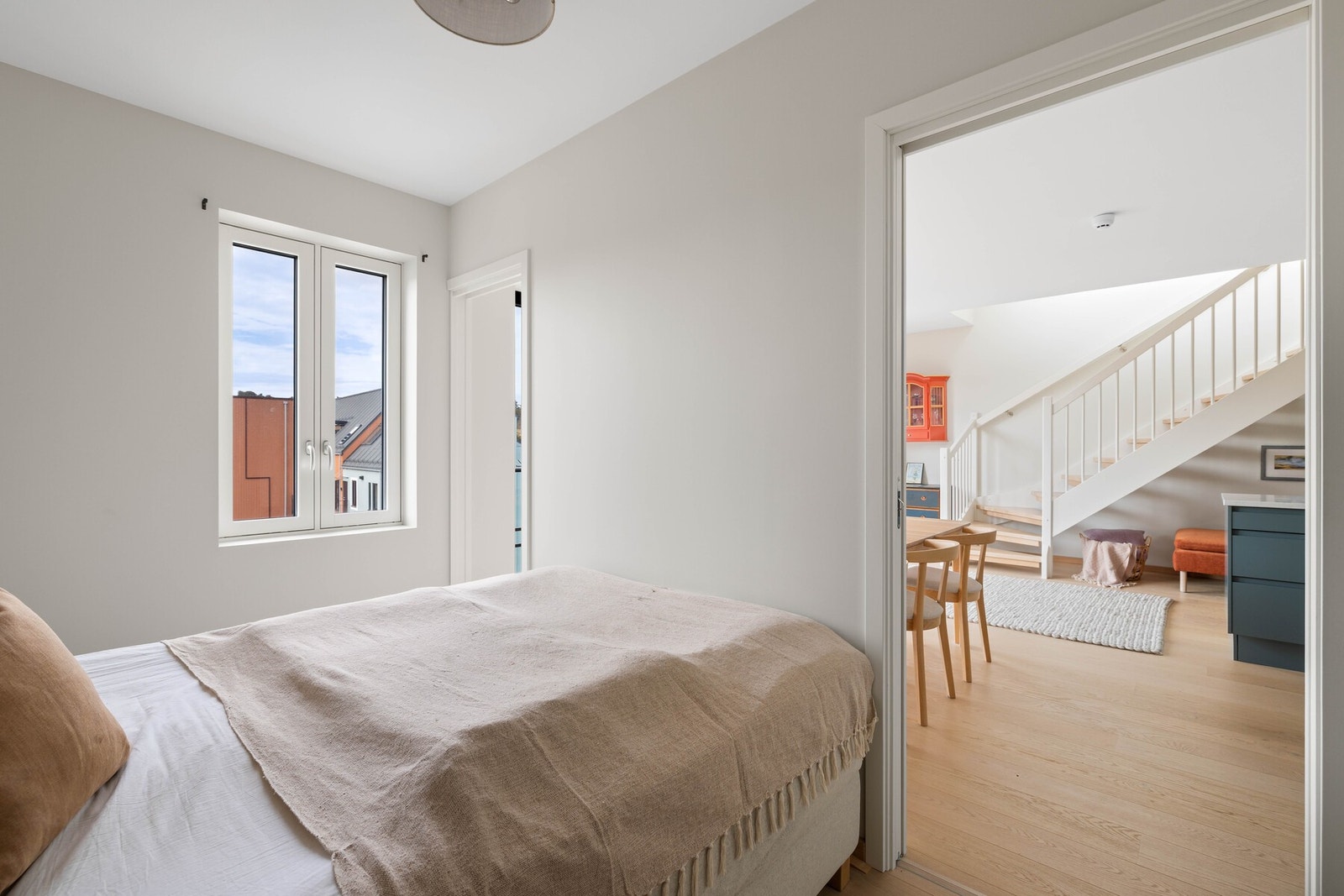 Soverommet har tilhørende bod/garderobe, som gir gode og praktiske oppbevaringsmuligheter. Galleribilde
