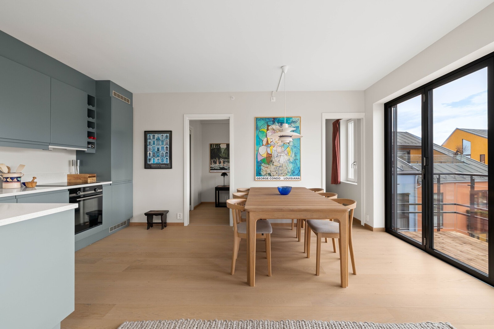 Leiligheten ligger øverst i bygget og byr på en lys, moderne atmosfære med tidsriktige fargevalg og gode materialvalg. Galleribilde
